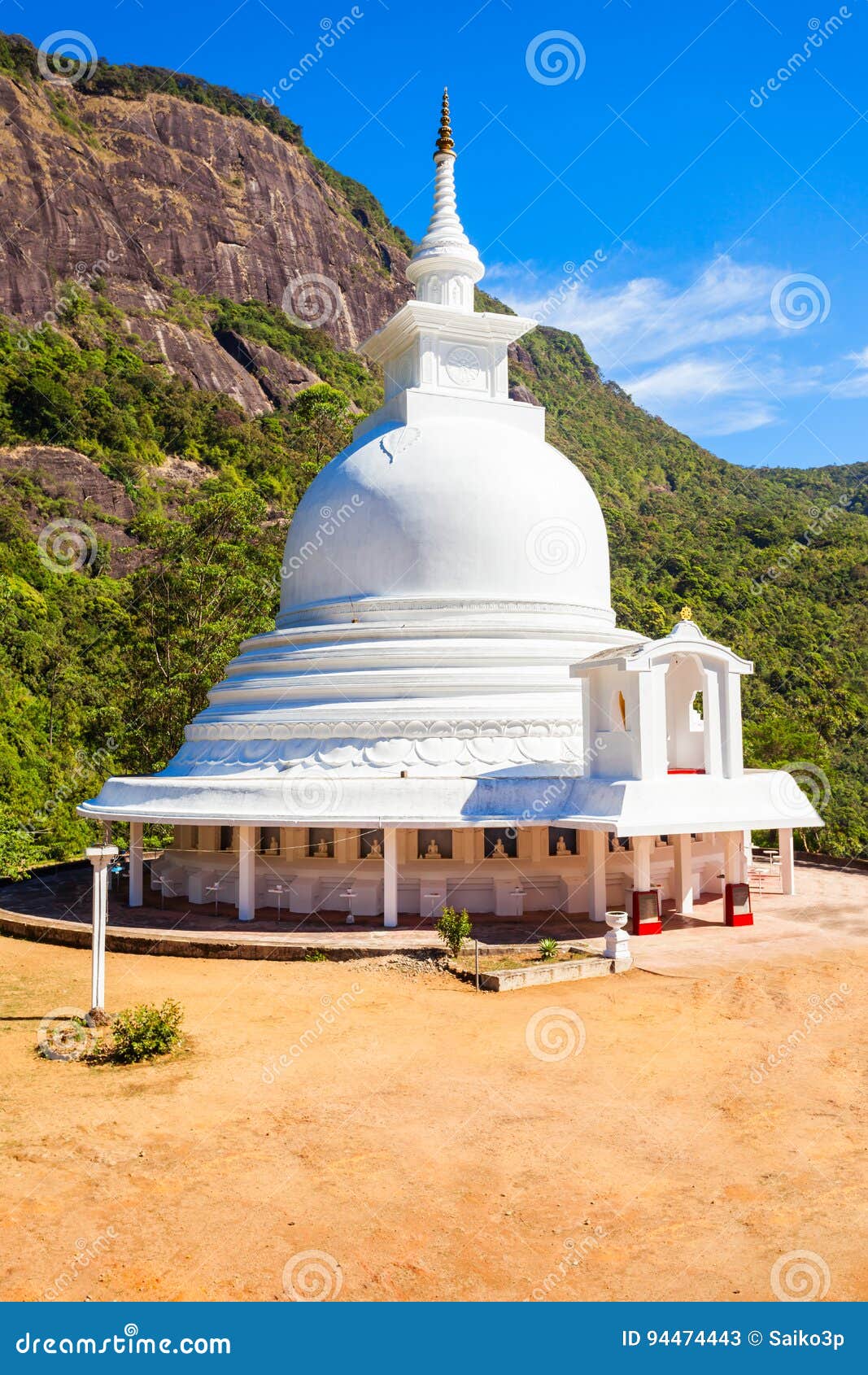 Adams szczyt, Sri Lanka. Japońska pokój stupa lub pokój pagoda przy stopą Adams szczyt Adams szczyt Pada lub Sri jesteśmy wysokim i świętym górą w Sri Lanka