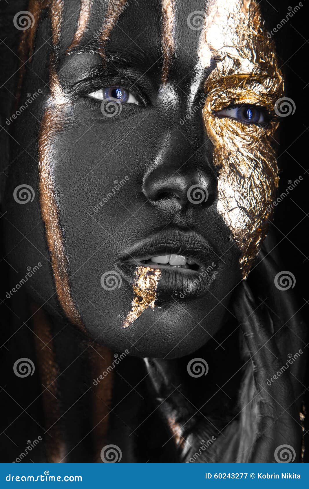 Adatti il ritratto di una ragazza dalla carnagione scura con trucco dell'oro Fronte di bellezza