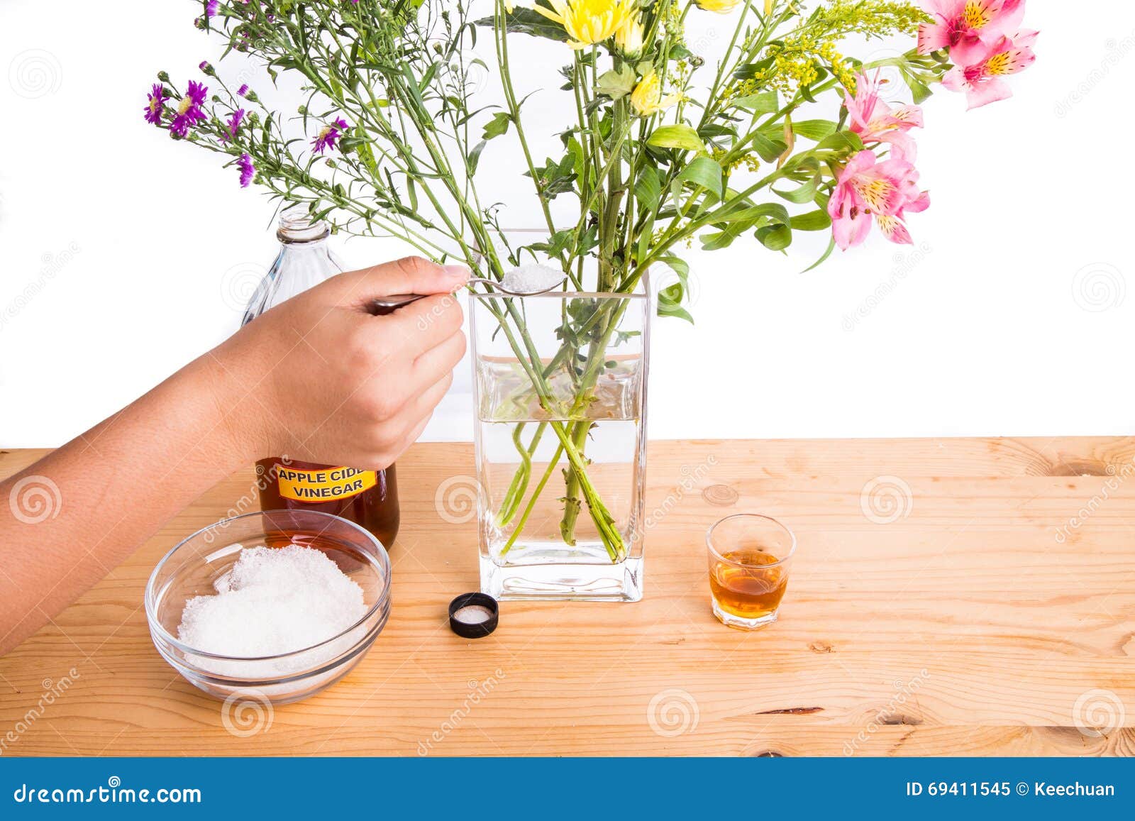Add Apple Cider Vinegar And Sugar To Keep Flowers Fresher Stock ... Add Apple Cider Vinegar And Sugar To Keep Flowers Fresher Stock ...