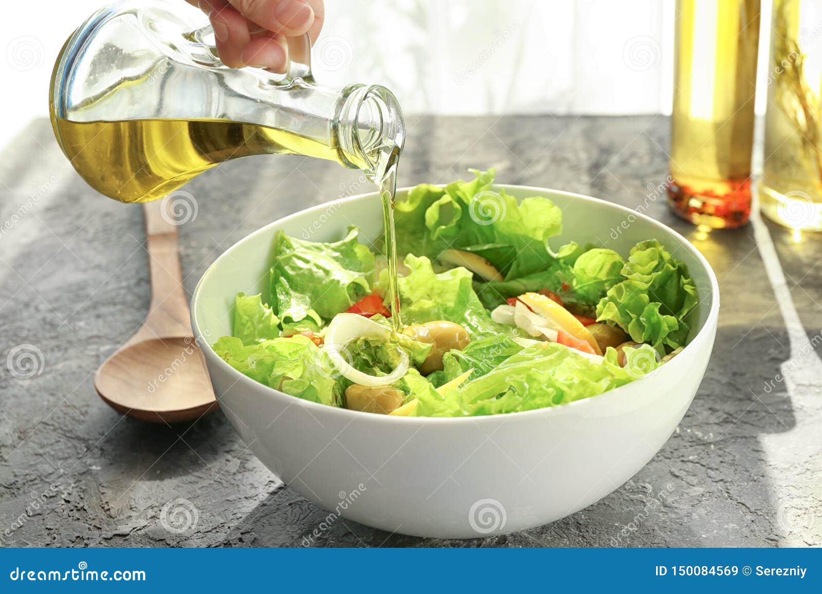 Оливковое масло с овощами. Свежий салат с оливковым маслом. Заправка для салата с оливковым маслом. Добавляет масло в салат. Salad on the Table.