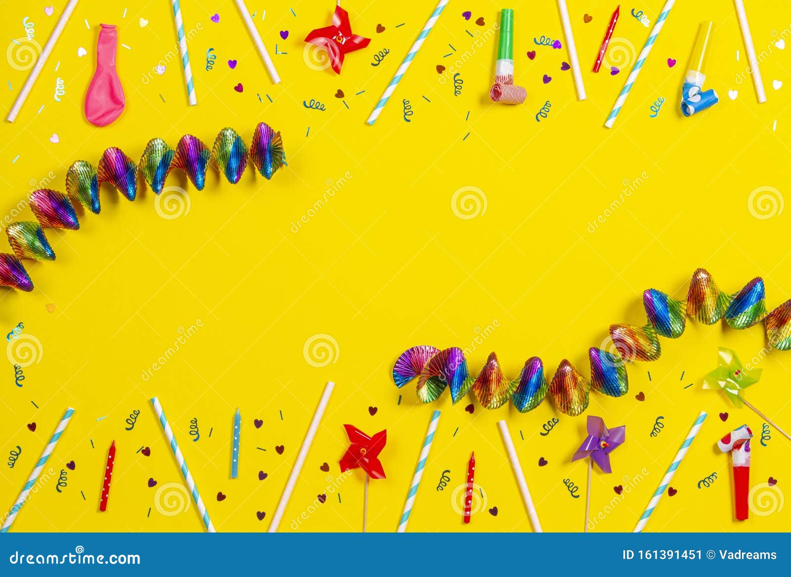 Addobbi Per Feste Di Compleanno Su Sfondo Giallo, Vista Superiore Immagine  Stock - Immagine di celebrazione, felice: 161391451