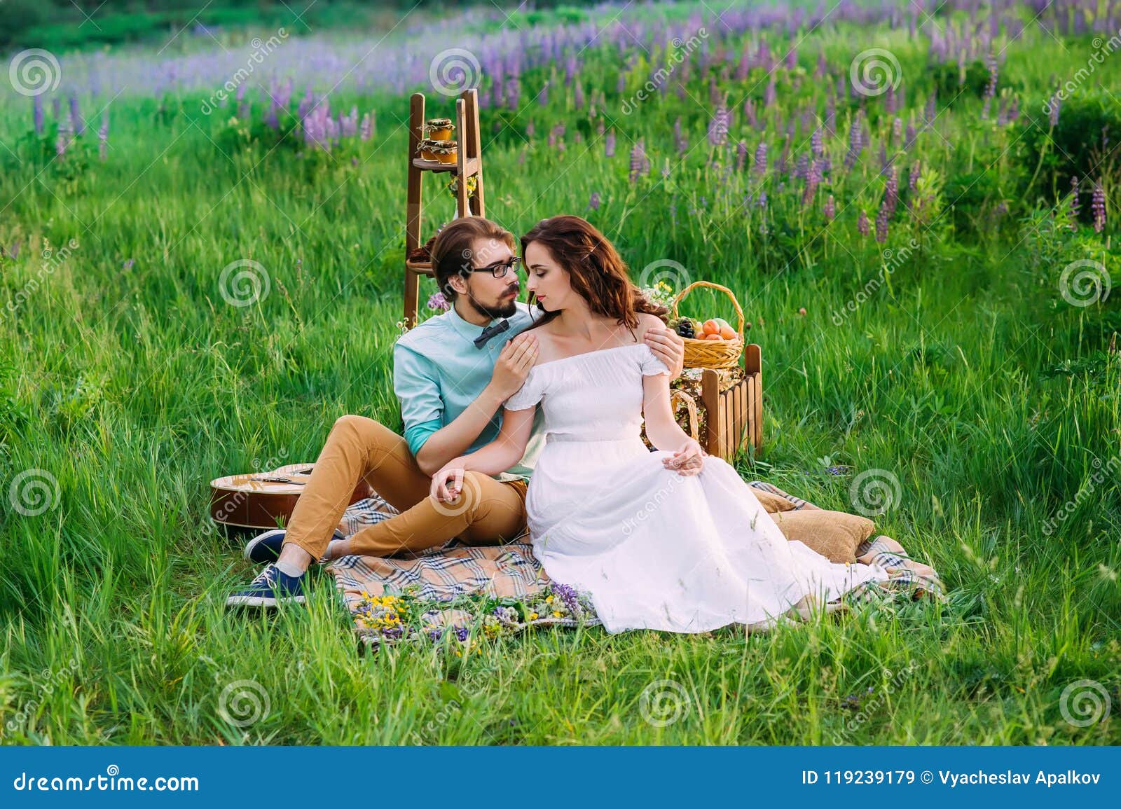 Quando Una Donna è Innamorata Addolcisca L'abbraccio Di Una Coppia Innamorata Che Ha Immagine Stock