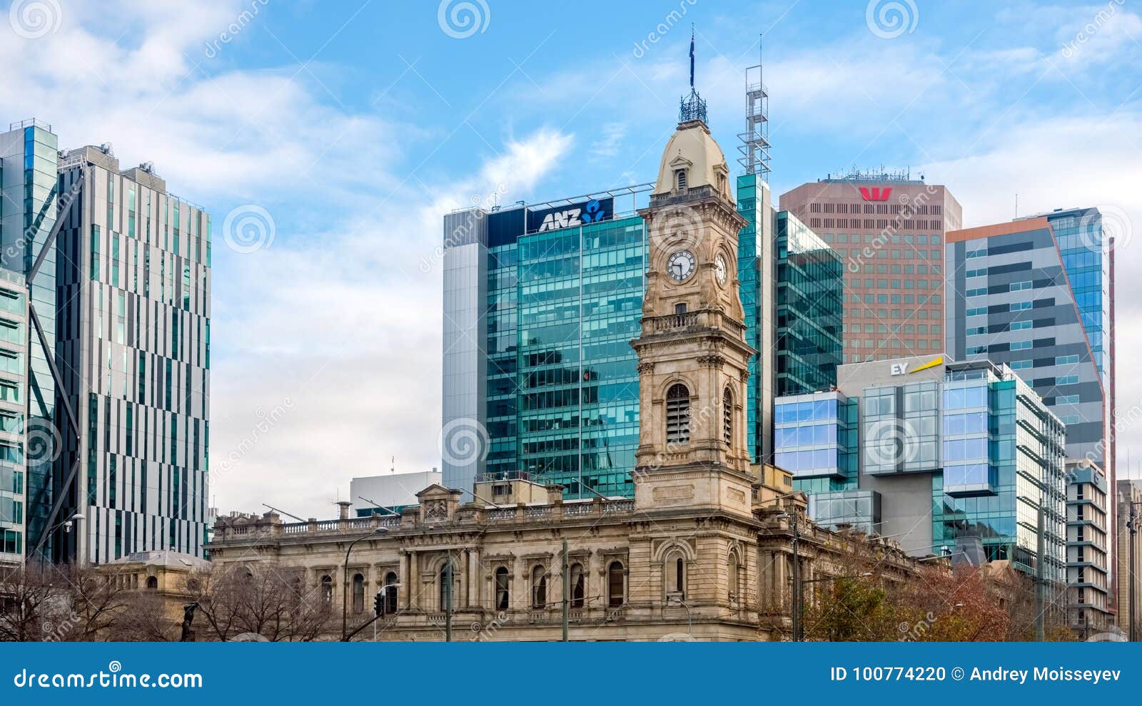 Adelaide City Centre, Süd-Australien. Adelaide, Australien - 28. Juni 2017: Adelaide City Centre-Gebäude angesehen von Victoria Square zur Morgenzeit