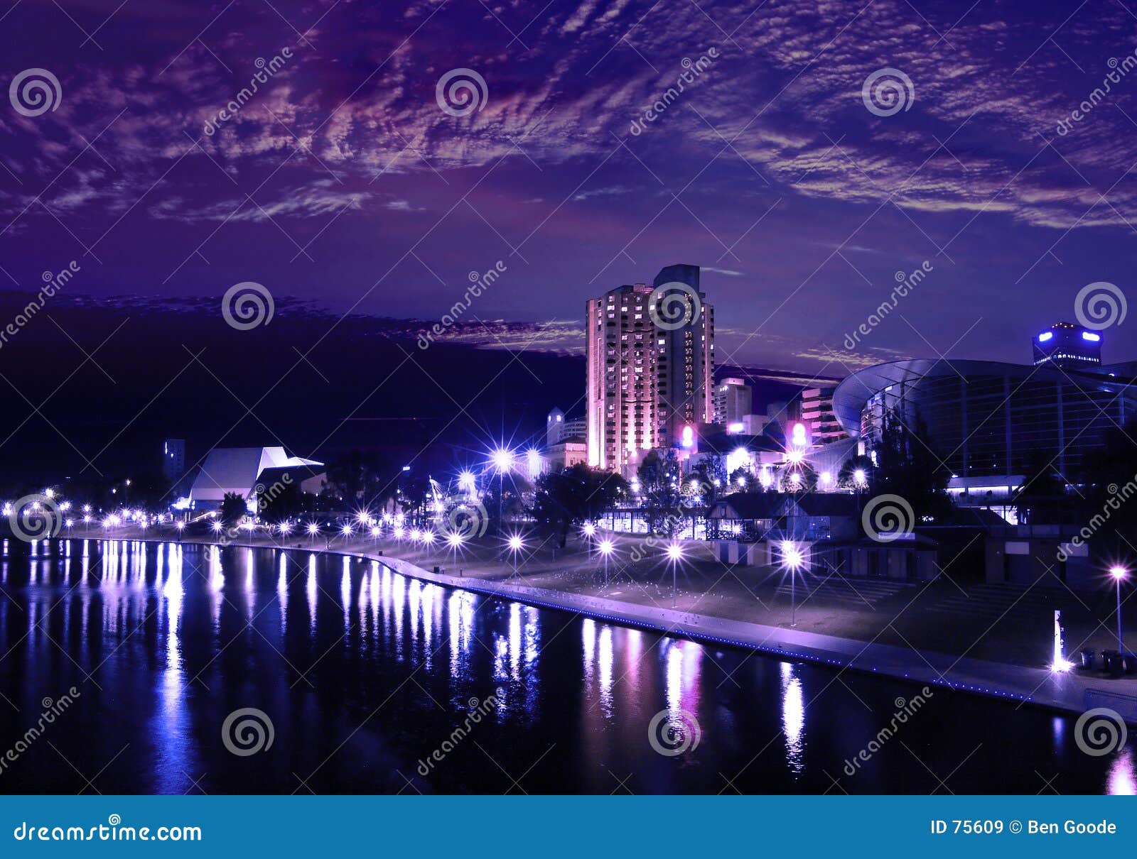 Adelaide maestoso. Il fiume Torrens, Adelaide ha tinto dalla porpora