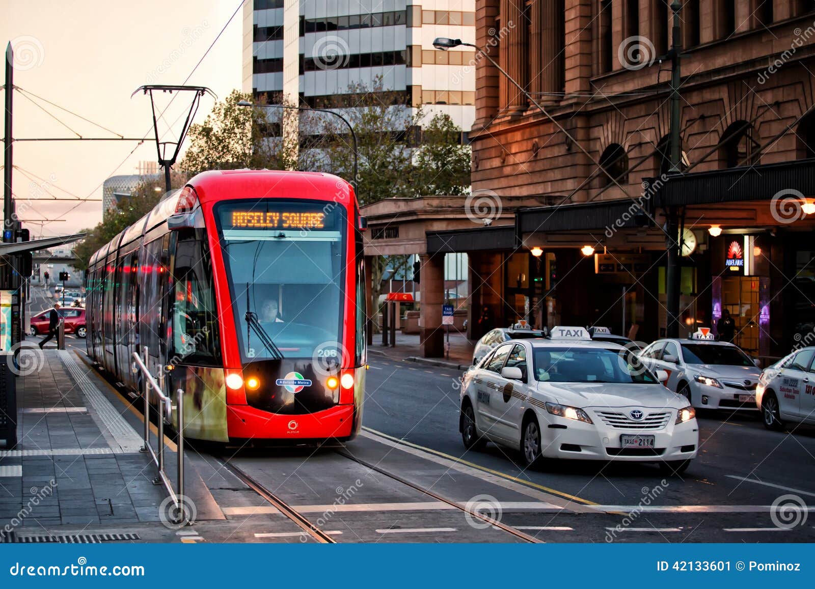AdelaideTram und taxi redaktionelles foto. Bild von plattform 42133601