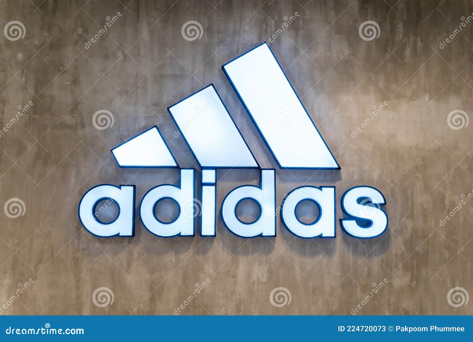 Adidas логотип перед магазином для продажи продуктов одежда обувь сумки и многое другое Редакционное Стоковое Фото - изображение насчитывающей известно, мол: 224720073
