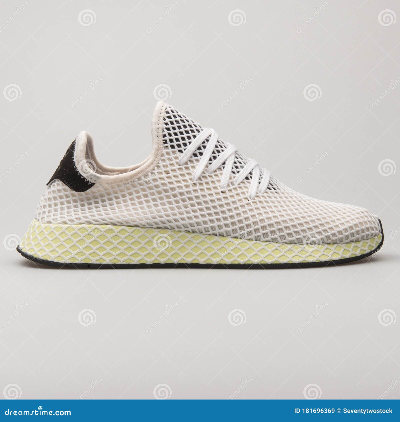 Adidas Deerupt Runner Blanco Y Negro Zapatilla Imagen de archivo editorial - Imagen de atlético, 181696369