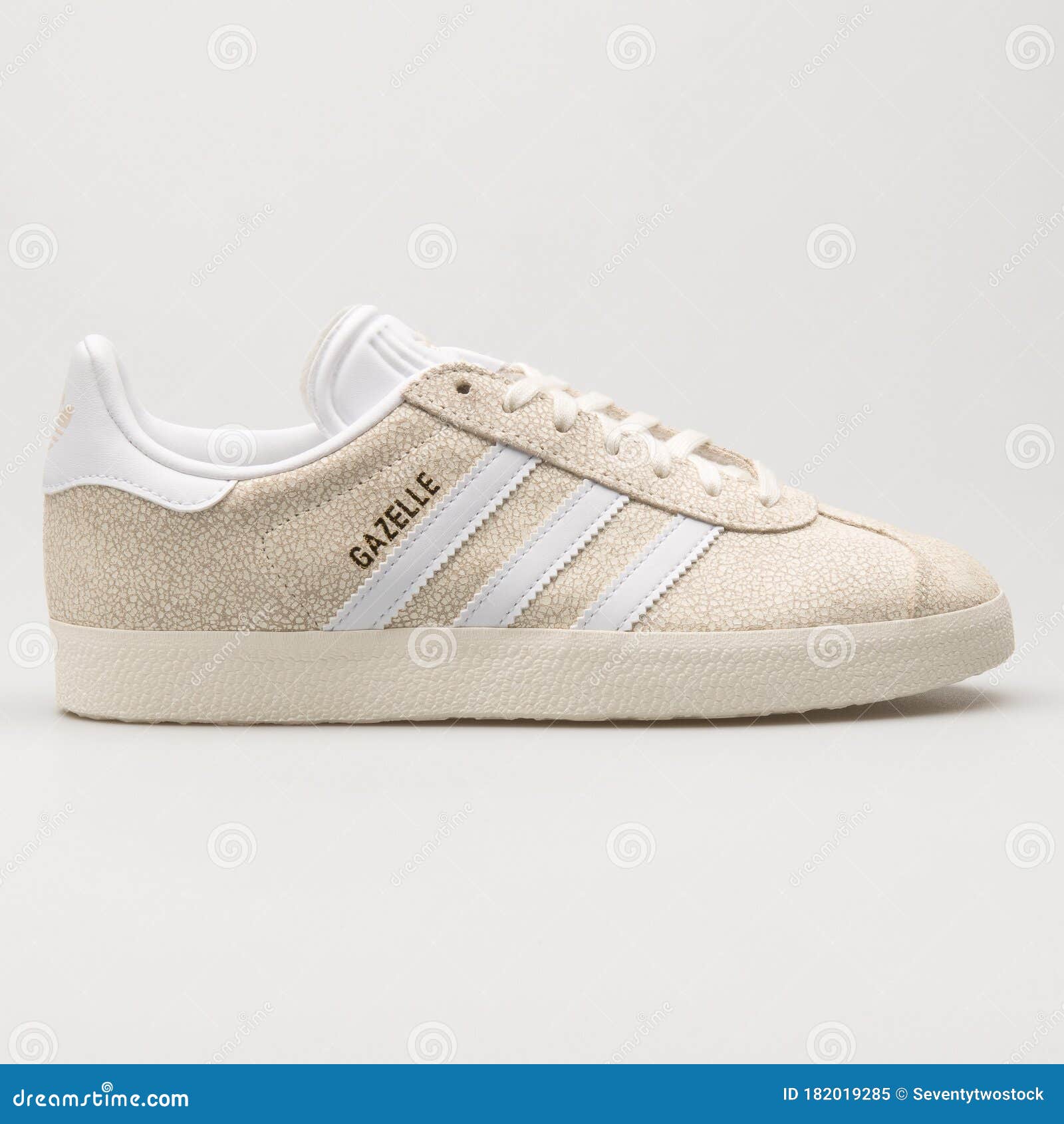 Adidas Gazelle Beige En Witte Sneaker Redactionele Afbeelding - Image of schoenen, punt: