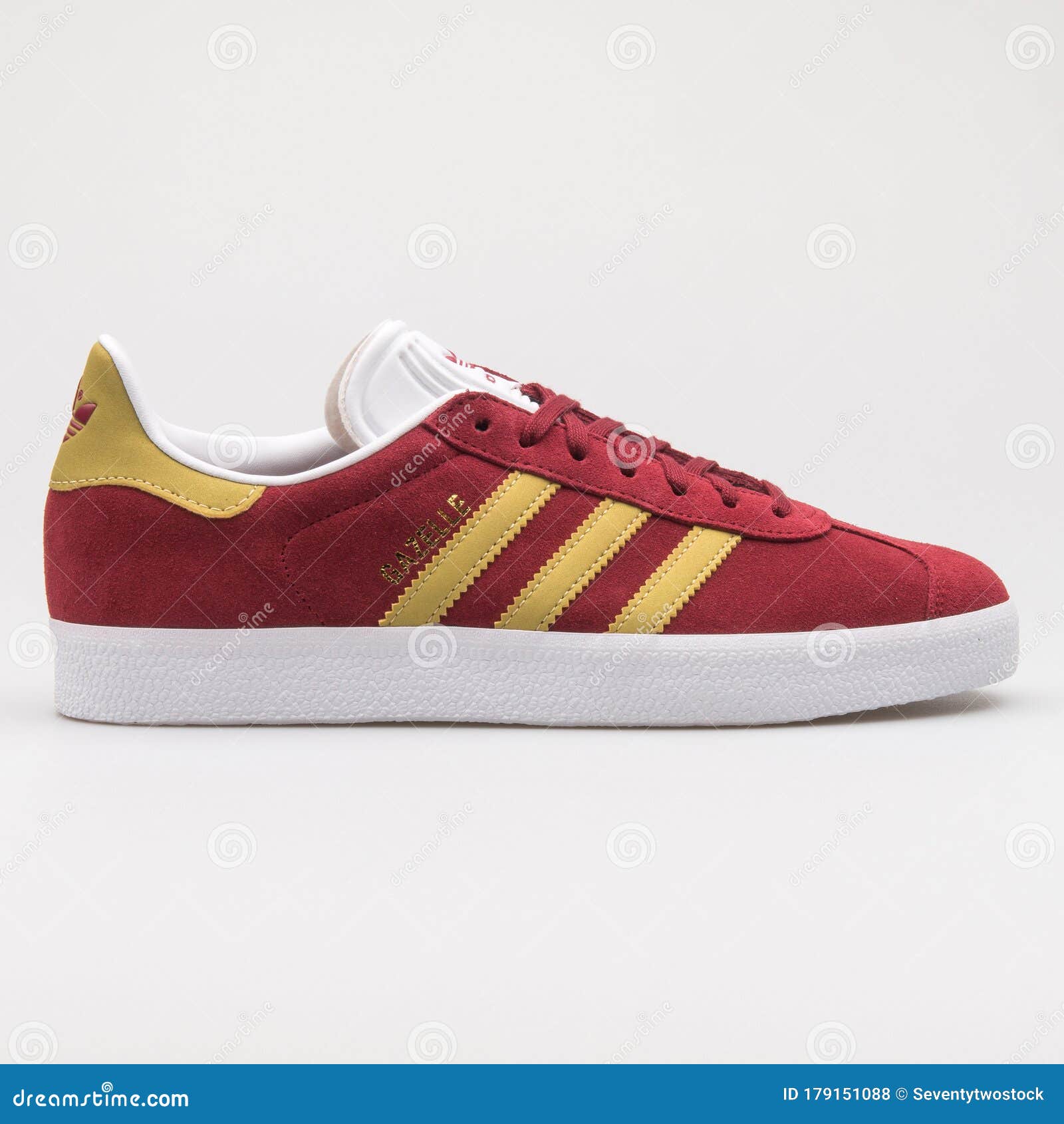 Adidas Gazelle Burgundy Y Zapatillas Blancas de archivo editorial - Imagen de gazolina, 179151088