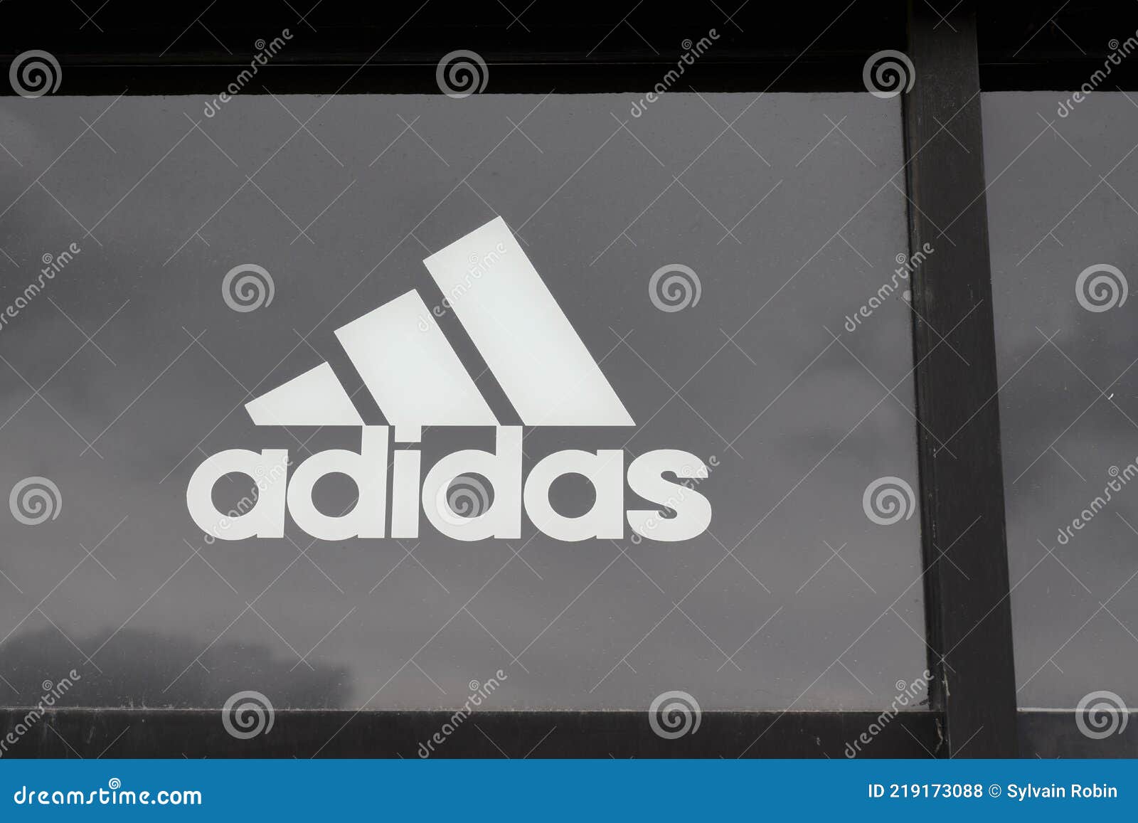 Adidas Logo Signo Y Texto Moda Sport Shop Manufacturas De Moda Deportiva Foto de archivo editorial - de publicidad, ropas: 219173088