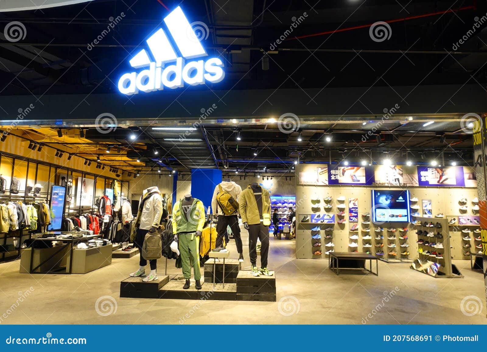 spijsvertering grijnzend Gelijkwaardig Adidas logo sportwinkel redactionele foto. Image of jasje - 207568691
