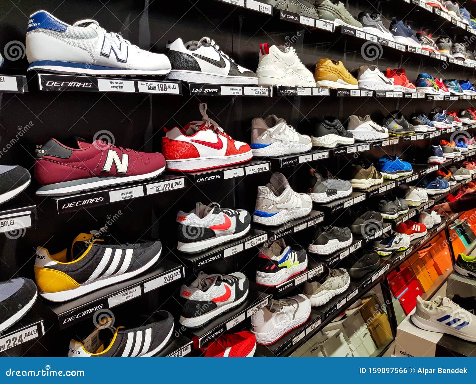 Cusco onenigheid Afwijken Adidas, Nike, New Balance Sport Schoenen in Rij Bij Lokaal Winkelcentrum  Redactionele Foto - Image of nieuw, handel: 159097566