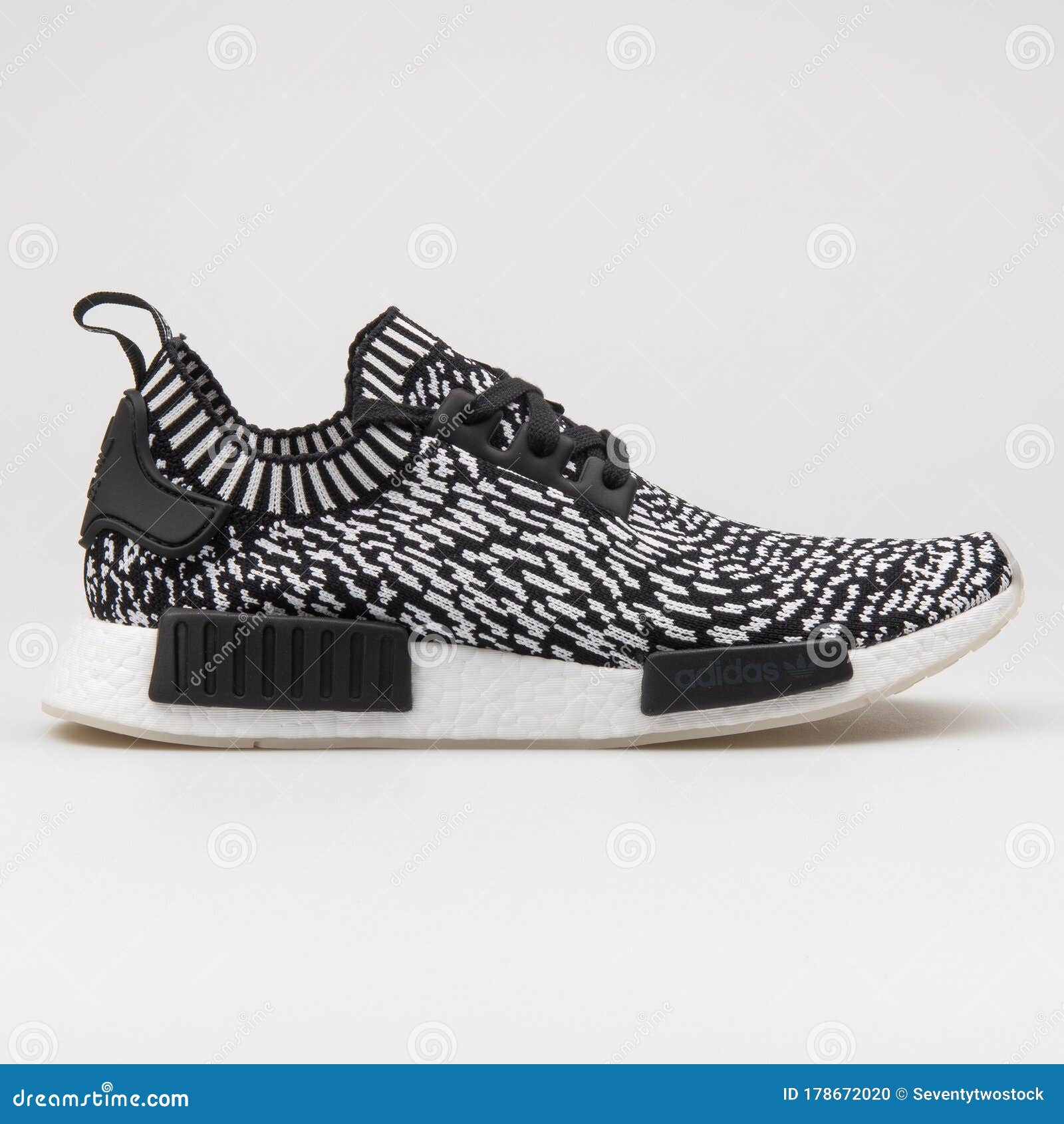 Jeg vil være stærk sympatisk Forbedre Adidas NMD R1 PK Black and White Sneaker Editorial Image - Image of  background, sneaker: 178672020