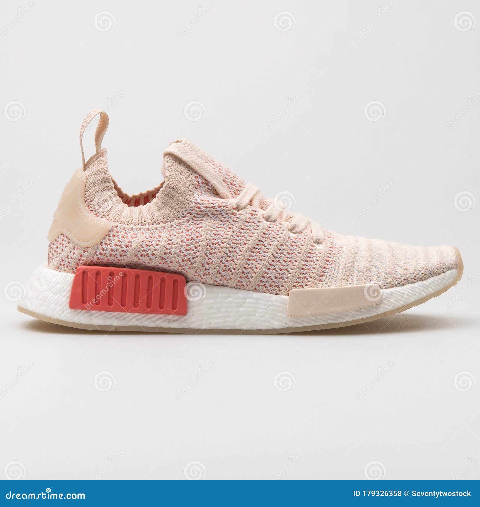 nmd r1 rose sneaker foto de archivo editorial. Imagen de -