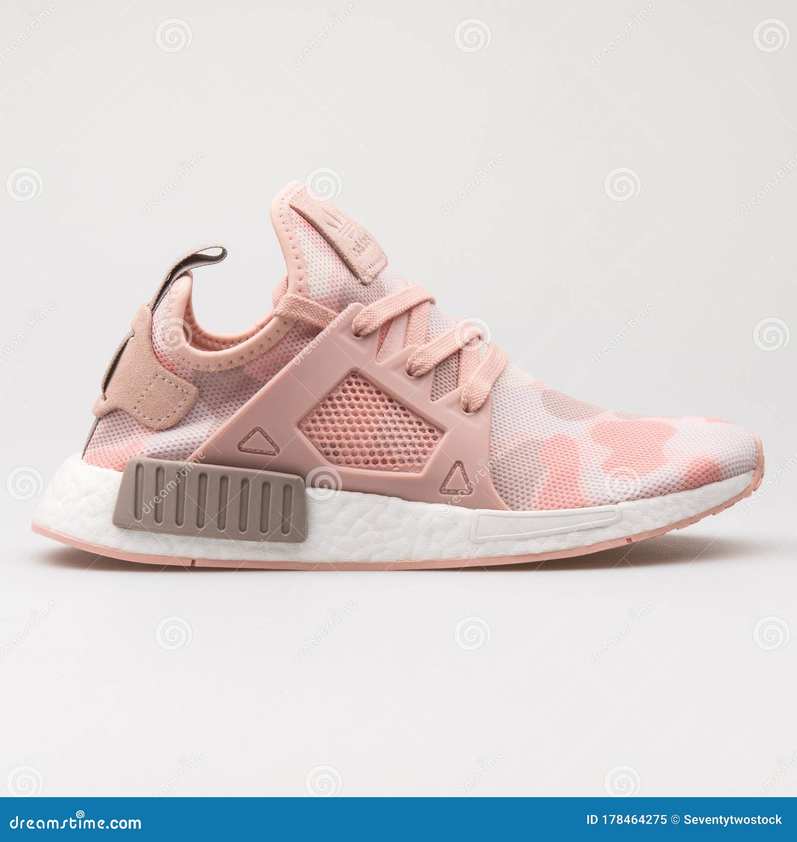 Alegaciones A tiempo Asistente Adidas Nmd Xr1 Zapador De Camo Rosa Y Blanco Imagen editorial - Imagen de  cordones, sportswear: 178464275