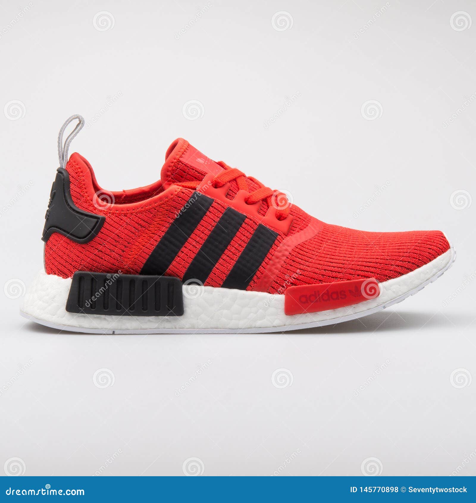 Adidas NMD Zapatilla De Deporte Roja Y Negra De R1 Foto archivo - Imagen de cara, calzado: 145770898