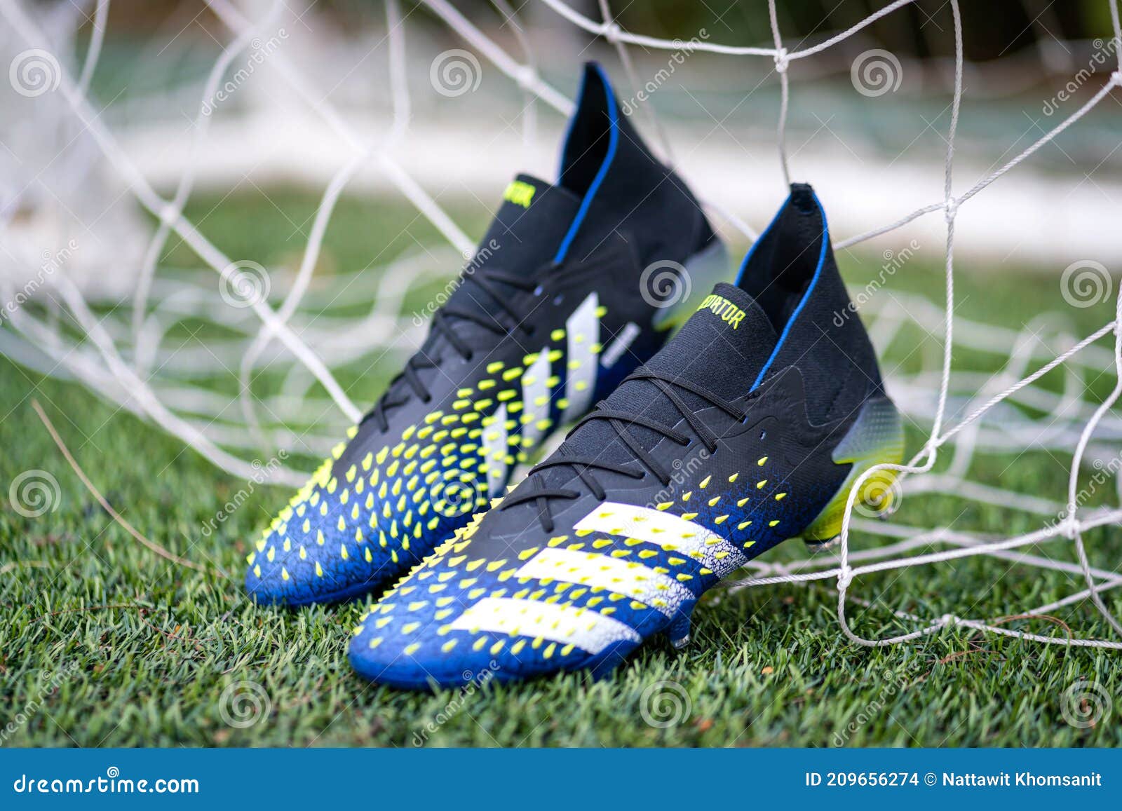 Adidas Predator Nuevas Botas De Fútbol En 2021. Imagen de archivo editorial - Imagen de equipo, bola: 209656274