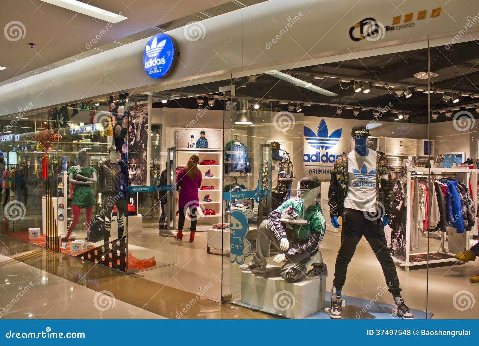 Adidas Se Divierte El Boutique Al Por Foto de archivo - Imagen de cliente, alameda: 37497548