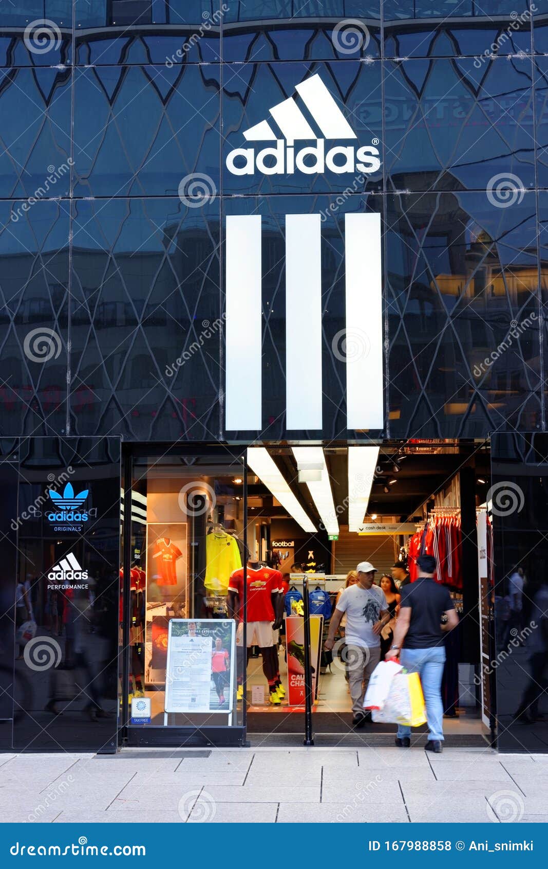 Potentieel Denken Schurk Adidas Shop in Frankfurt am Main, Duitsland Redactionele Stock Foto - Image  of achtergrond, kopen: 167988858
