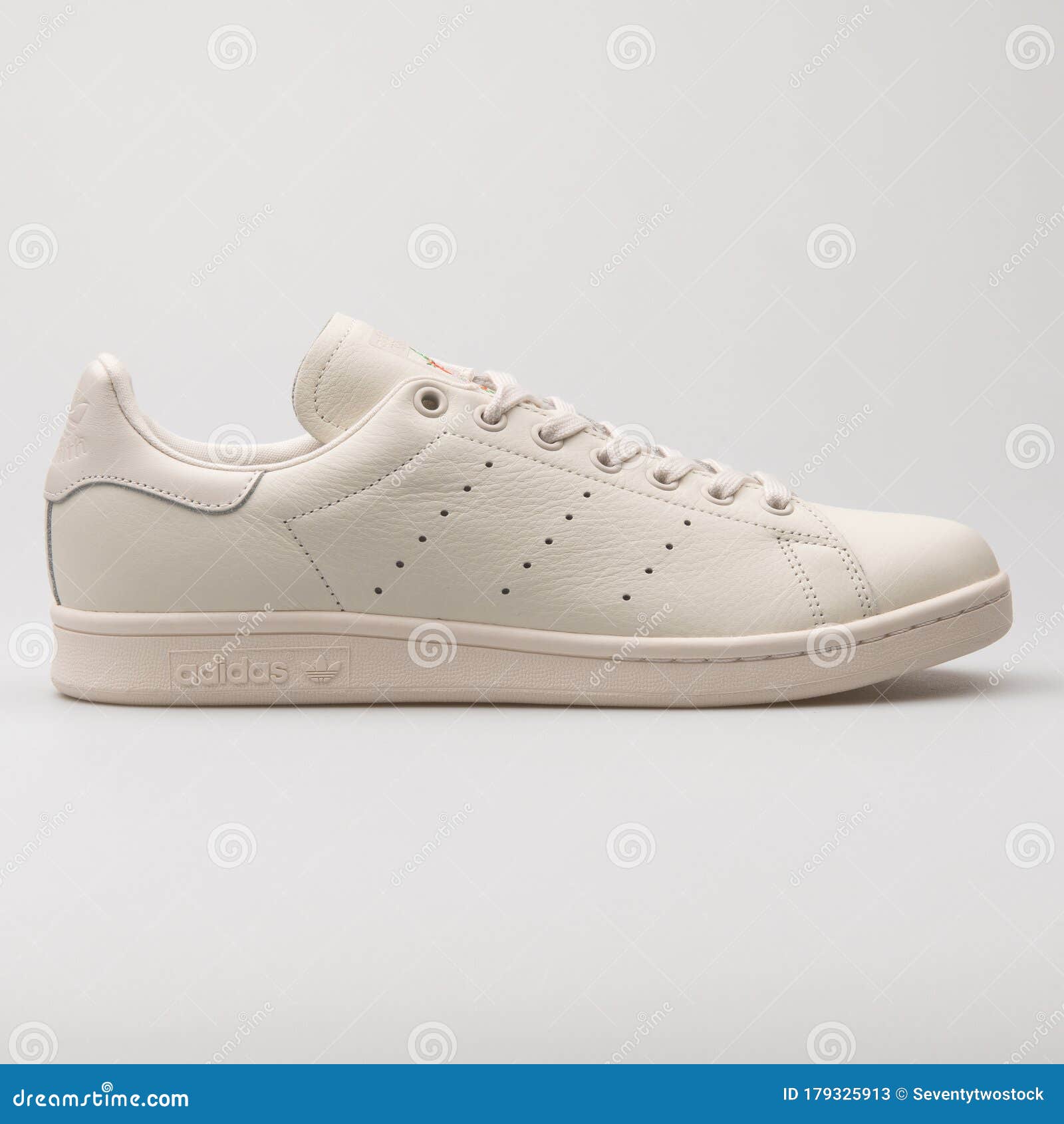 lente mientras Resignación Adidas Stan Smith Beige Sneaker Foto de archivo editorial - Imagen de  ocasional, amarillento: 179325913