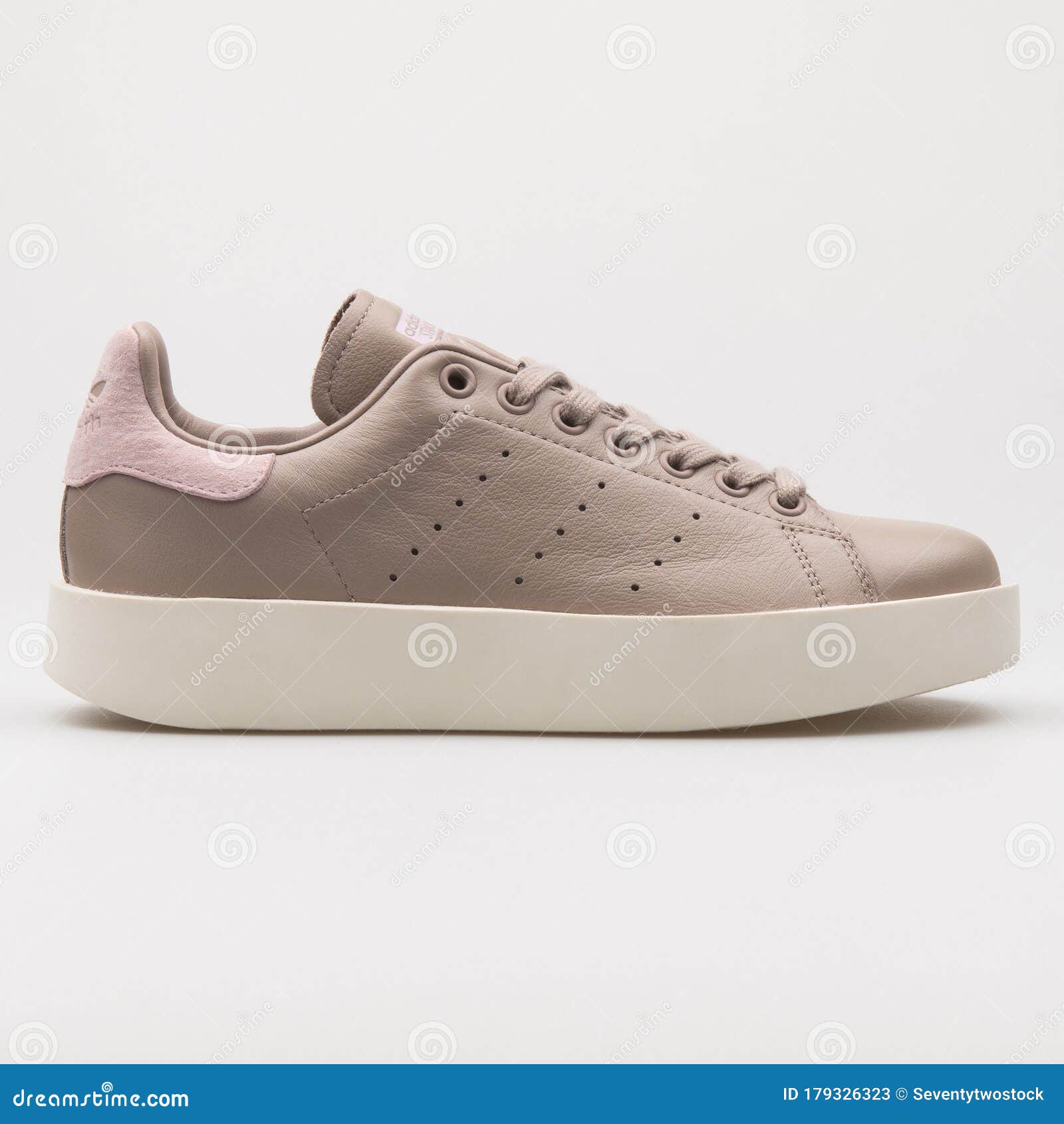 Adidas Smith Bold Khaki Y Rose Sneaker Foto de archivo editorial - Imagen de fondo, 179326323