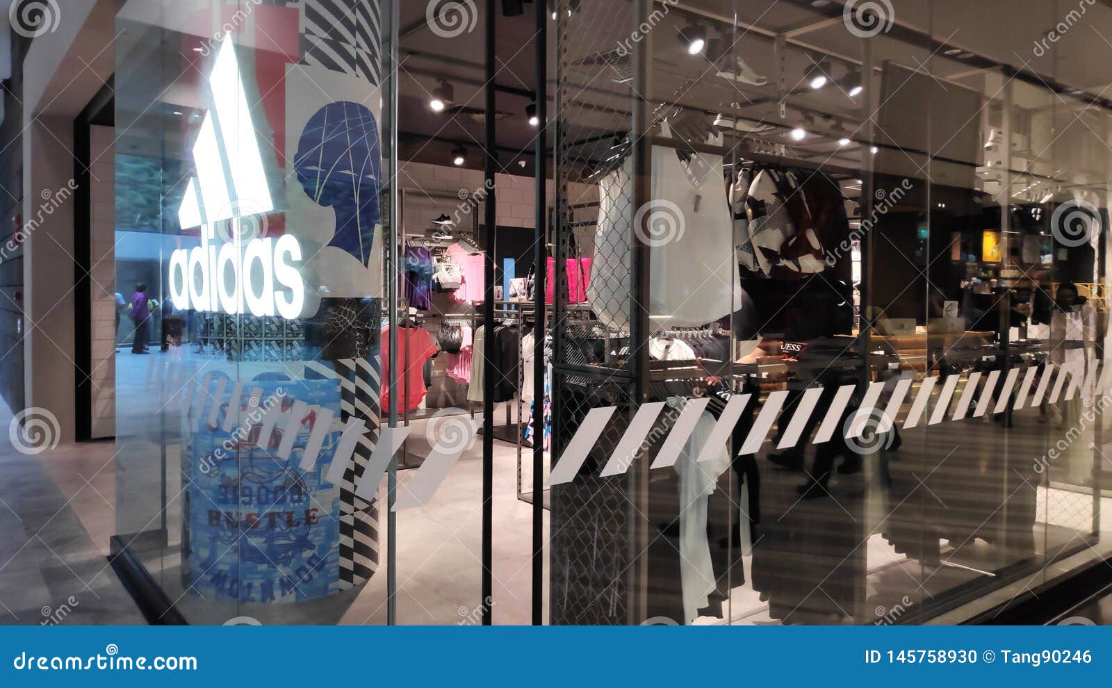 Meloso preposición haz Adidas Store Front Located Inside the Jewal Changi Airport in Singapore  Editorial Image - Image of landmark, commercial: 145758930