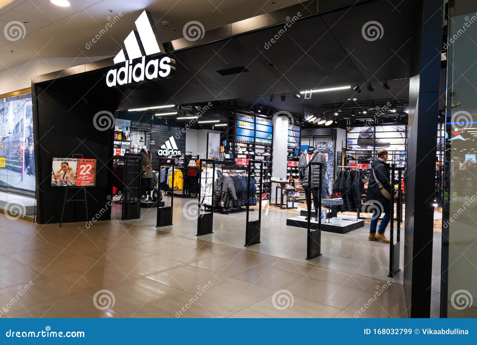 Adidas Store in Galeria Shopping Mall in Saint Petersburg, Russland  Redaktionelles Stockbild - Bild von beiläufig, mode: 168032799