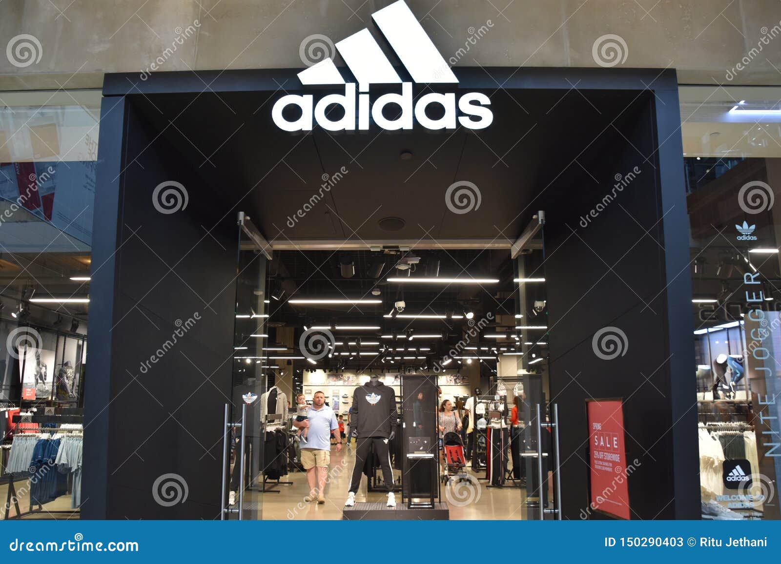 spion barbecue Beschaven Adidas Store at the Galleria Mall in Houston, Texas Editorial Stock Photo -  Image of building, commerce: 150290403
