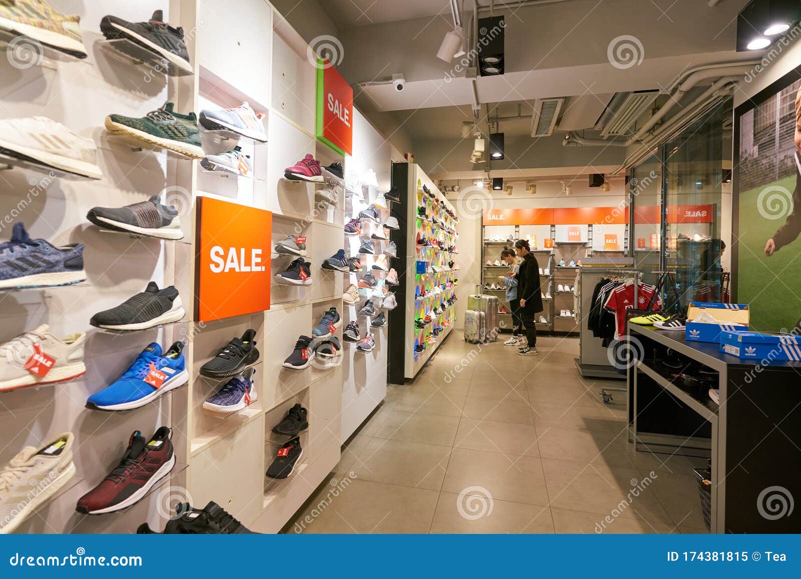 Fatal Profeti fersken Adidas store editorial image. Image of adidas, business - 174381815