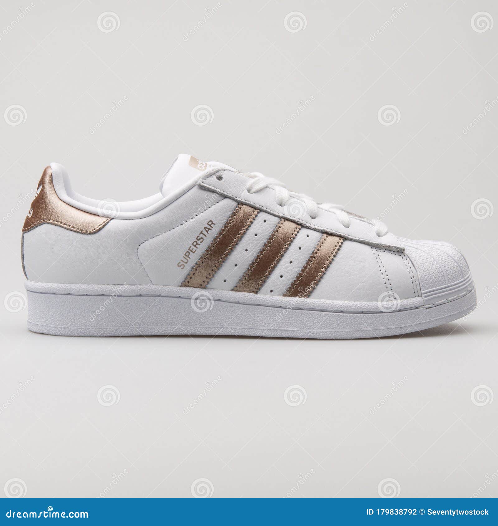 Adidas Superstar Blanco Zapatillas De Cobre Fotografía editorial - Imagen de lifestyle: