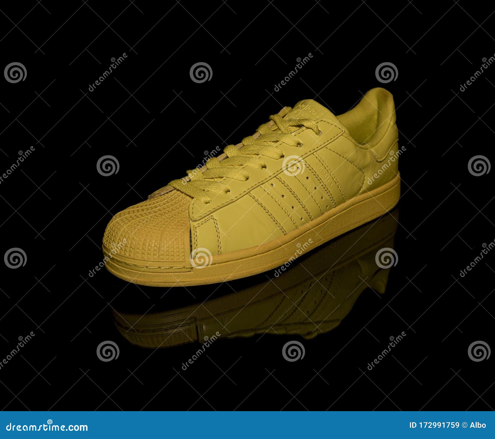 Adidas Superstar Pharrell Williams Yellow Redactionele Stock Afbeelding - of redactie, oefening: 172991759