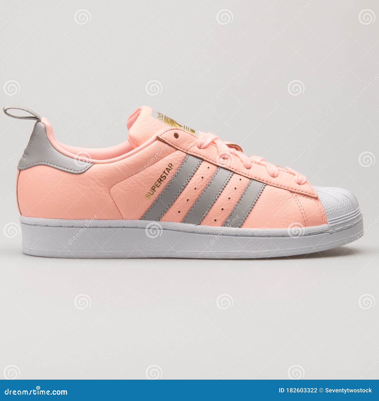 aficionado ballena azul Respetuoso Adidas Superstar Rose, Gold, Grey and White Sneaker Editorial Photography -  Image of background, equipment: 182603322