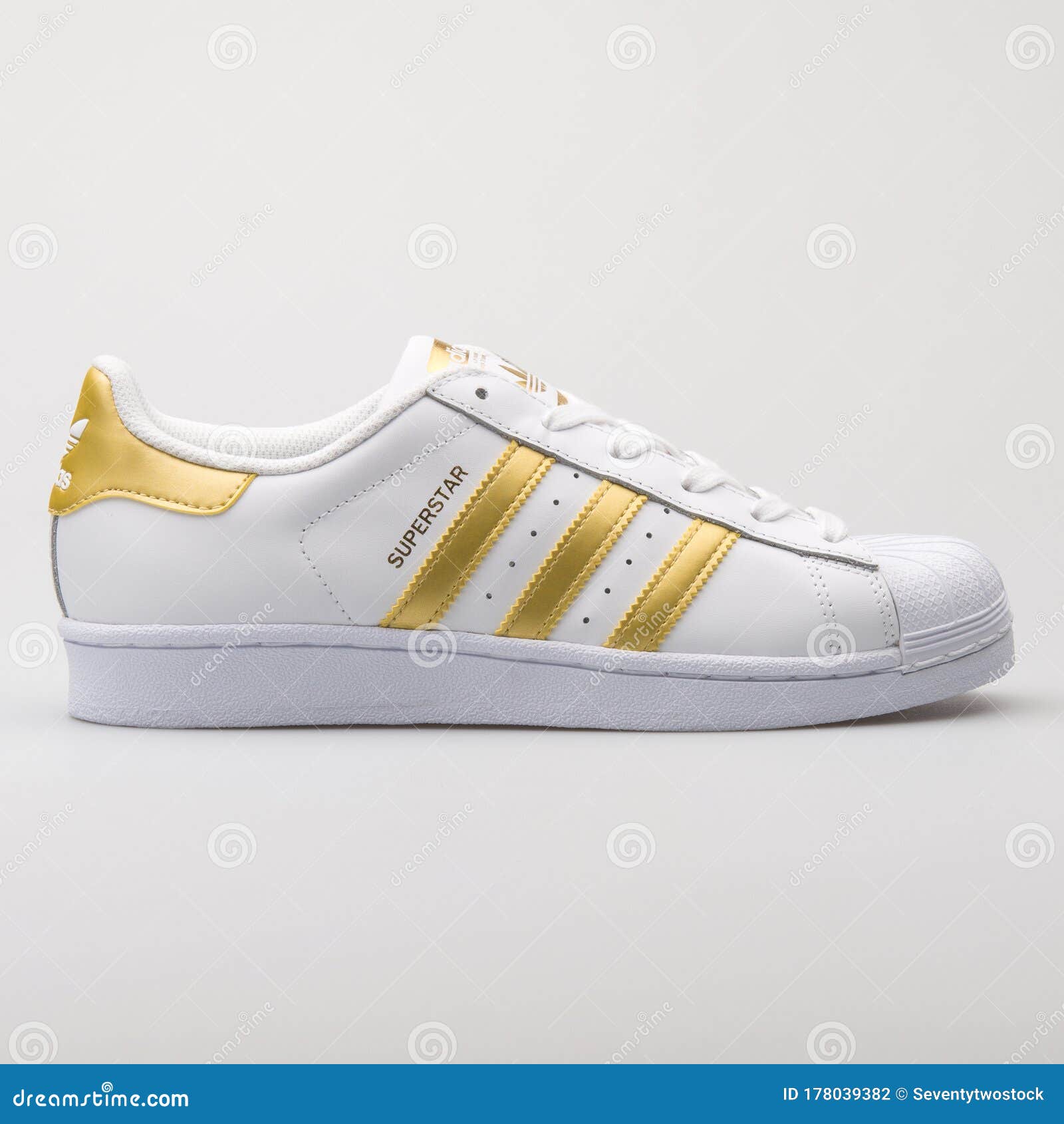 Adidas Superstar Zapatillas Blancas Y Amarillas Fotografía - Imagen de aislado, elemento: