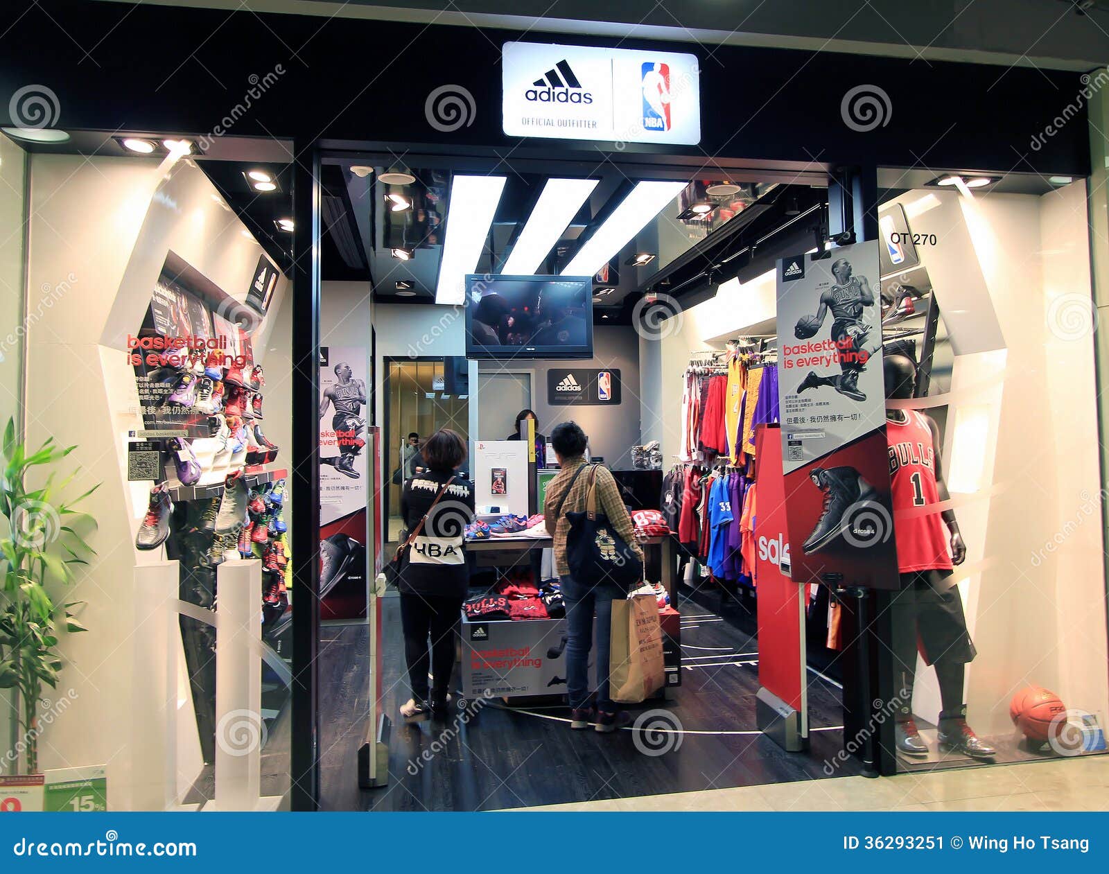 knijpen Oogverblindend Glimlach Adidas-winkel in Hongkong redactionele foto. Image of stad - 36293251