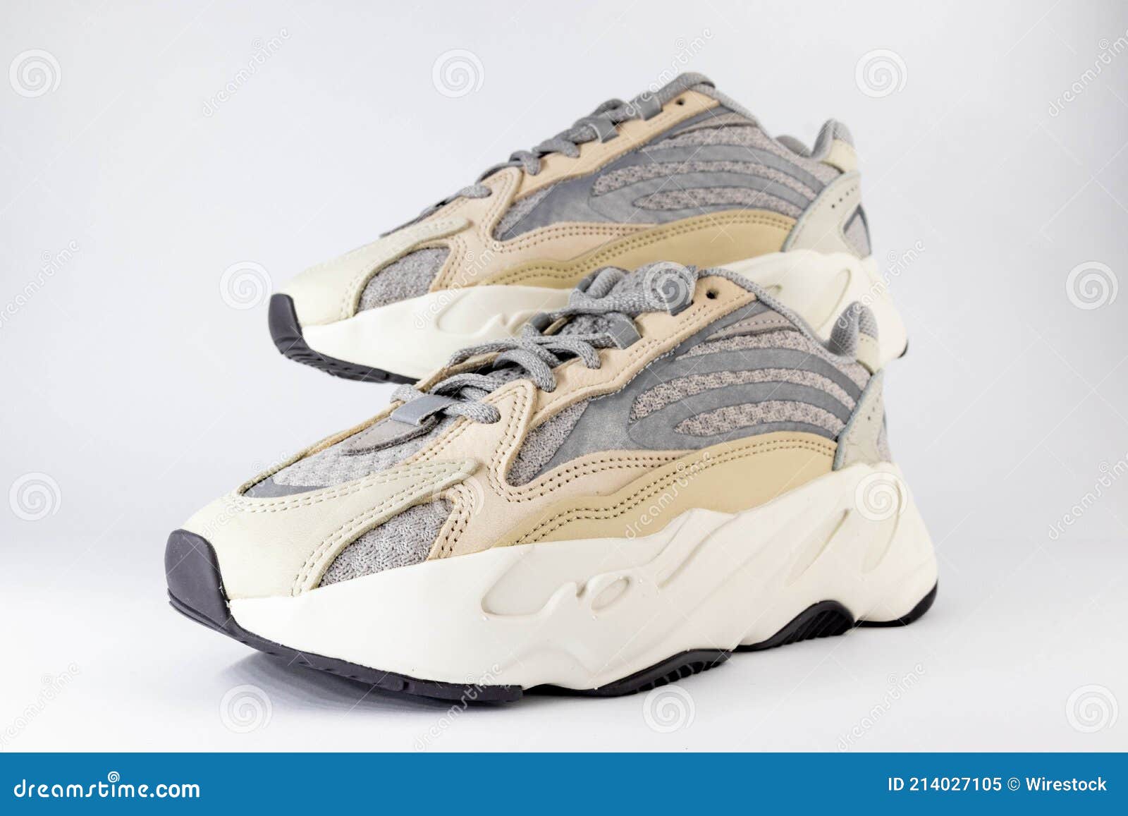 Adidas Yeezy 700 V2 Zapatillas De Colección Limitada Con Caja. Blanco. Imagen editorial Imagen de aislado, negro: 214027105