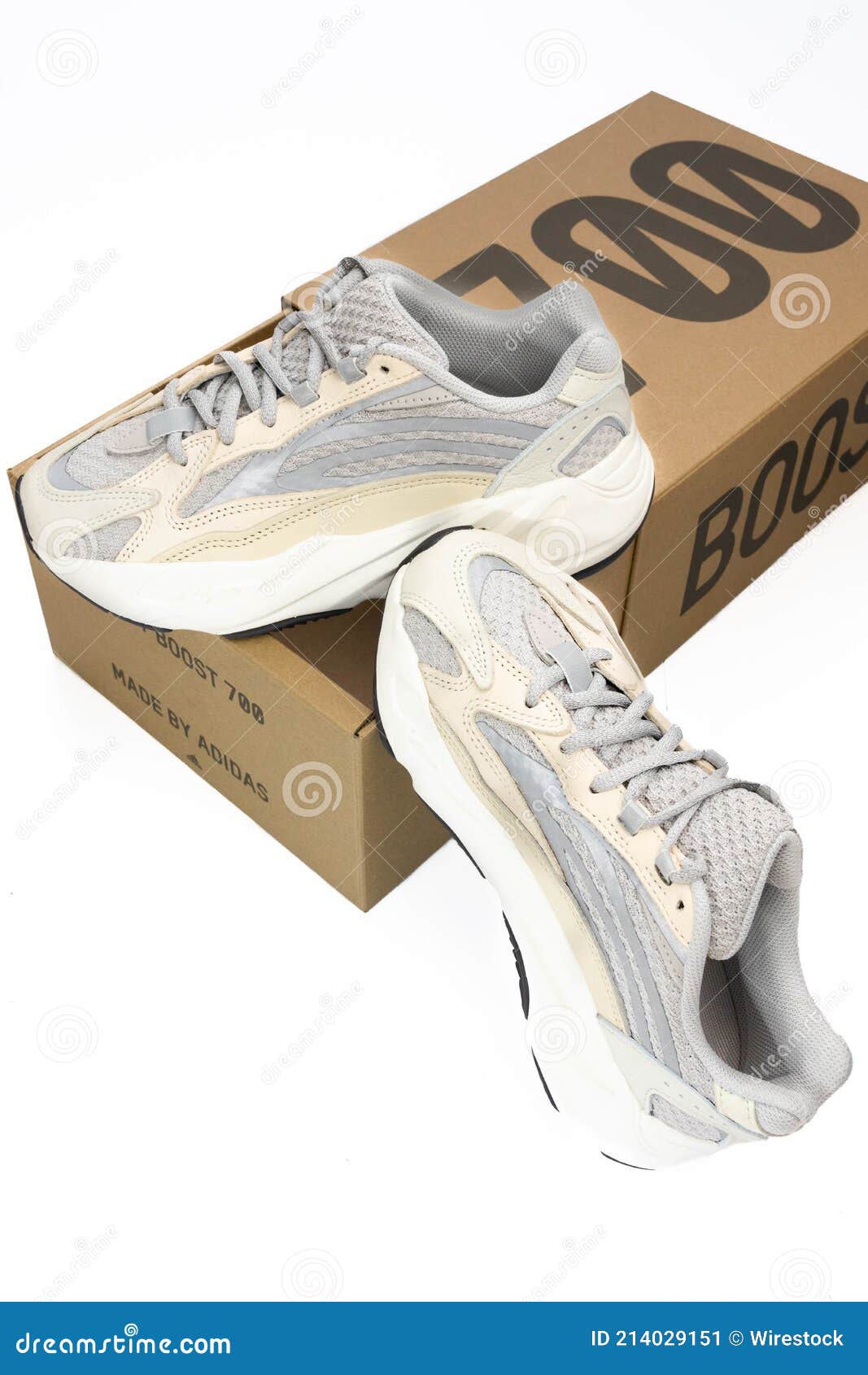 Adidas Yeezy Boost 700 V2 Crema. Zapatillas De Colección Limitada Con Caja. Fondo Blanco. editorial - Imagen de adidas, zapatos: 214029151