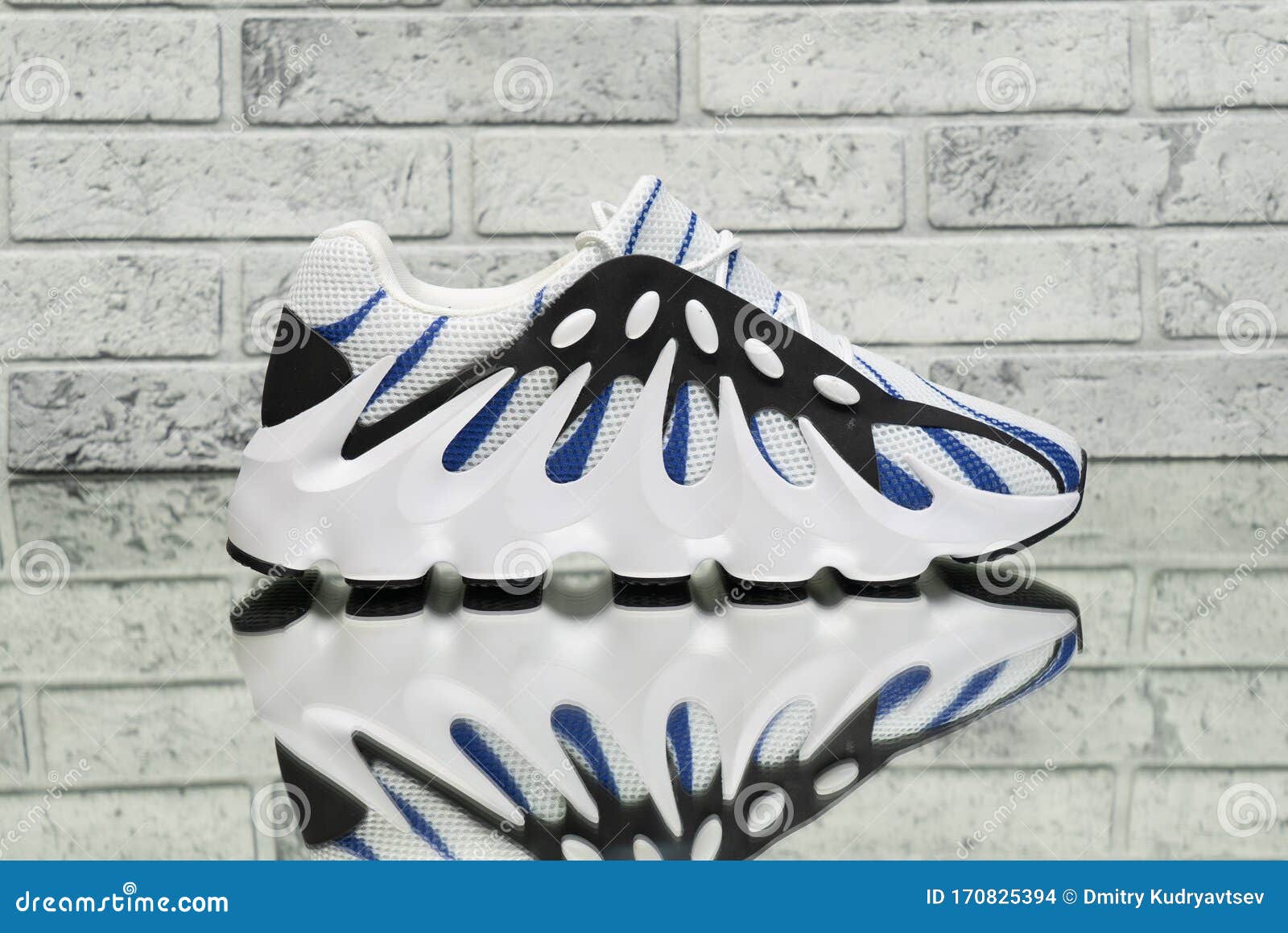 Adidas Yeezy Boost 451 Zapatillas Blancas Moda Imagen de editorial Imagen de fondo, 170825394