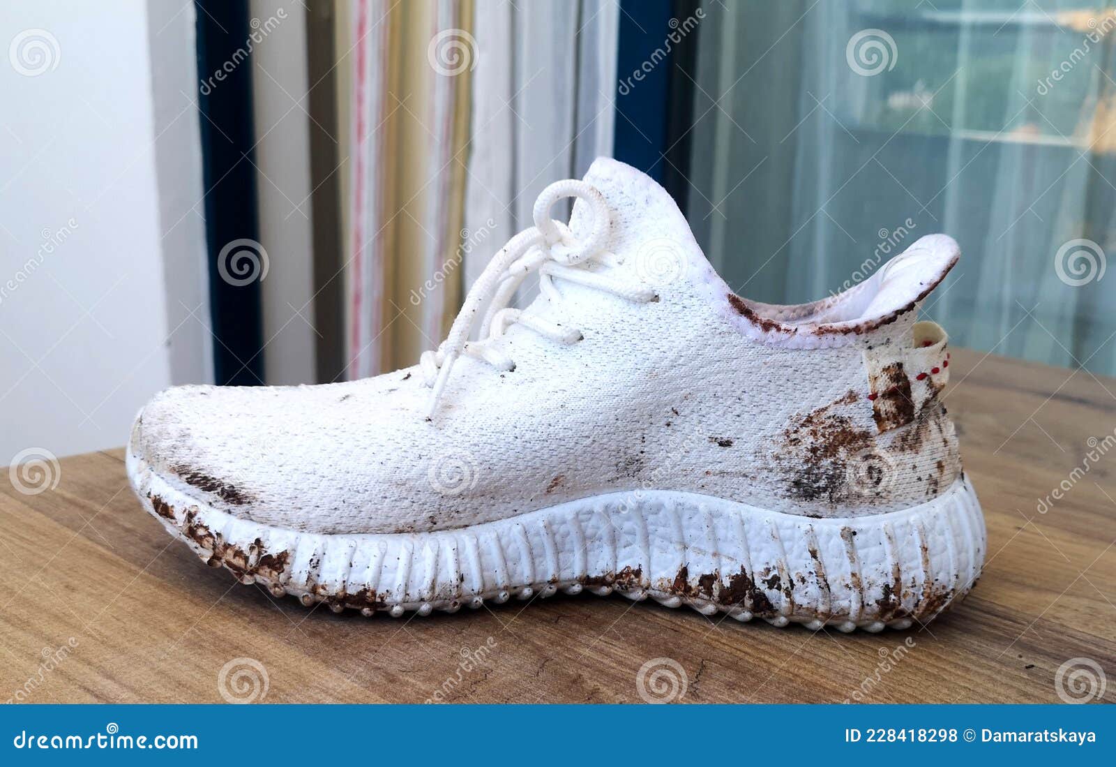 Adidas Yeezy Impulsan 350 Blancas Para Las Mujeres Después De Caminar. Zapatillas Muy Sucias. Zapatillas Para Todo Tipo De Barro. Foto de editorial - Imagen de trotar, aptitud:
