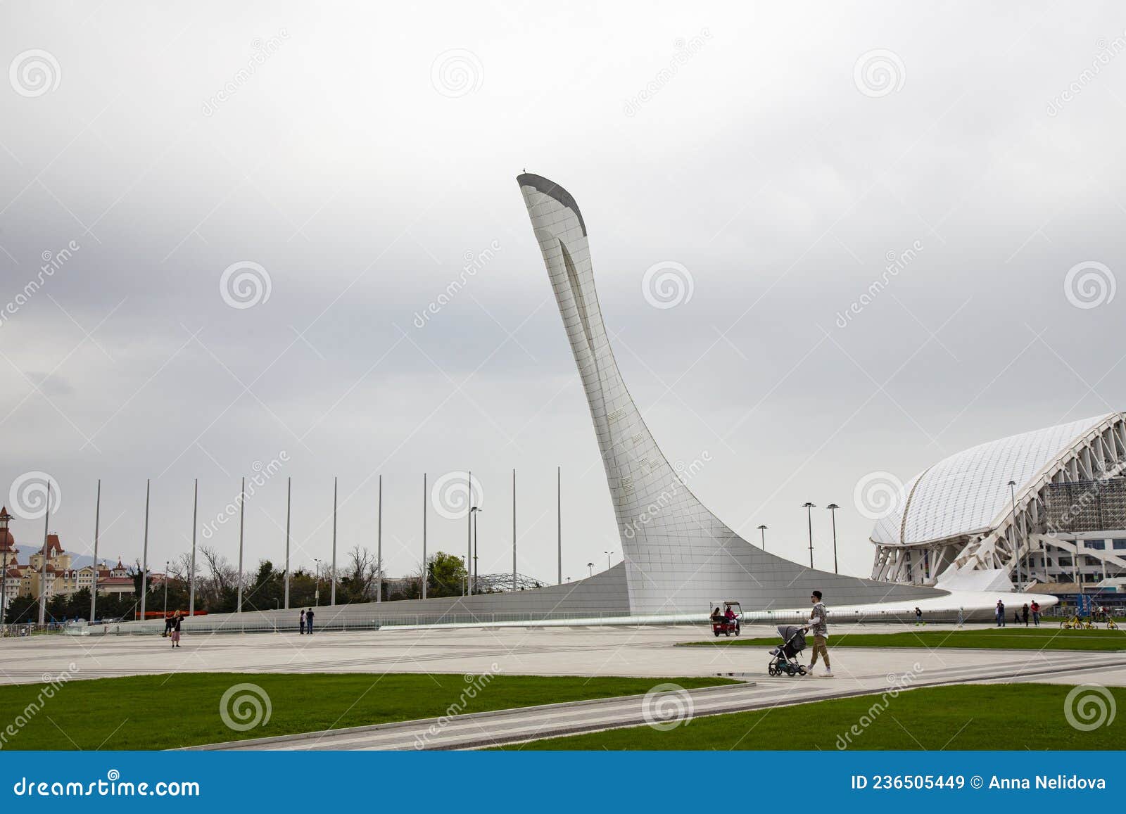 Adler Sochirussia 11 April 2021 : большой олимпийский факел в Сочи на фоне гор с флагами Редакционное Стоковое Изображение - изображение насчитывающей русско, средство: 236505449