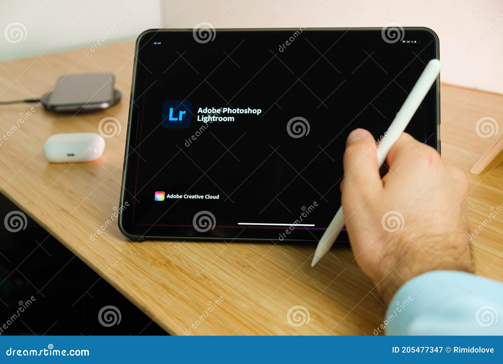 Adobe Photoshop Lightroom используется карандашом на планшете Apple Ipad  Pro . Человек с помощью приложения на планшете. В декабре Редакционное  Фотография - изображение насчитывающей использование, устройство: 205477347