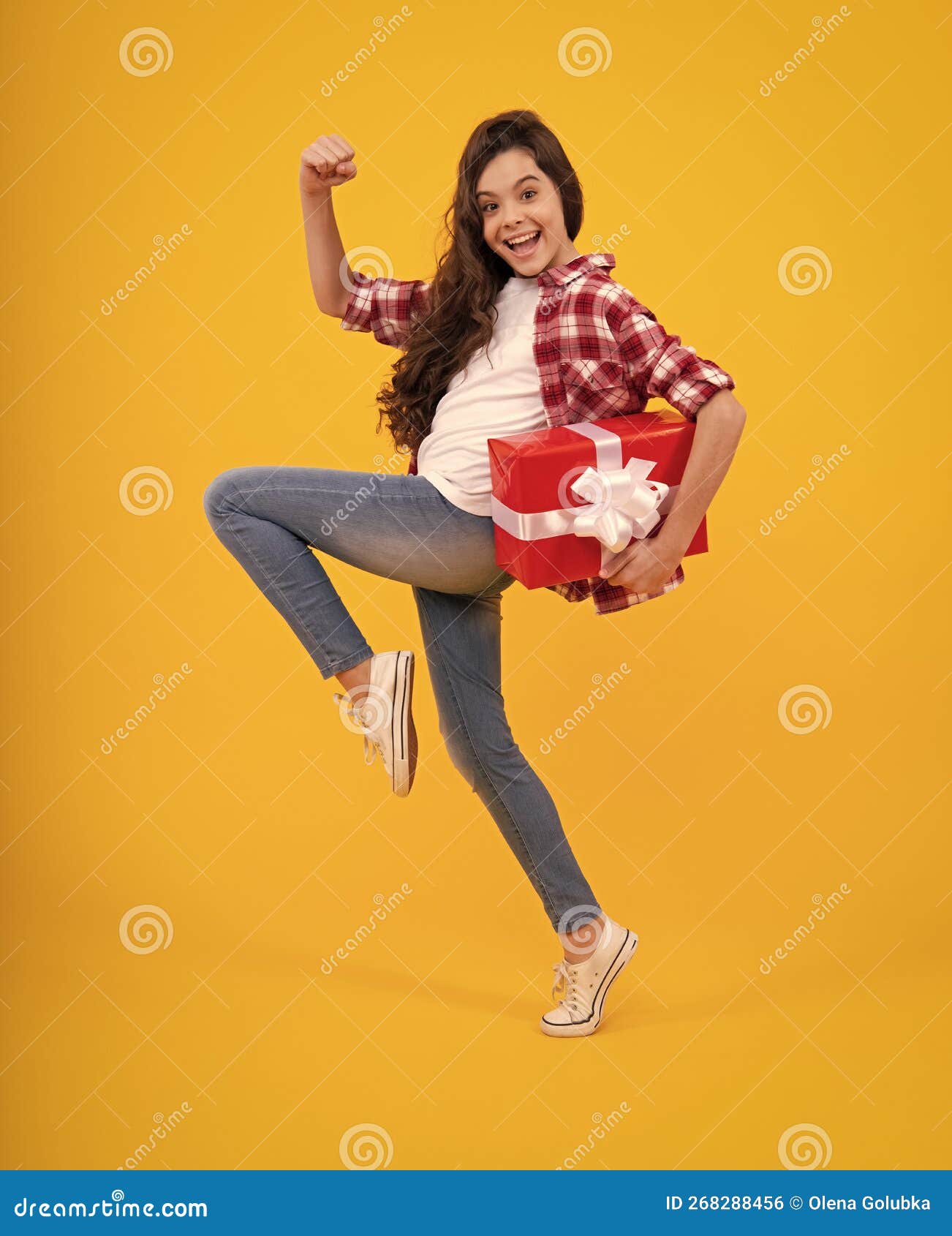 Enfant Adolescent Avec Boîte De Cadeau Adolescente Donnant Un Cadeau  D'anniversaire