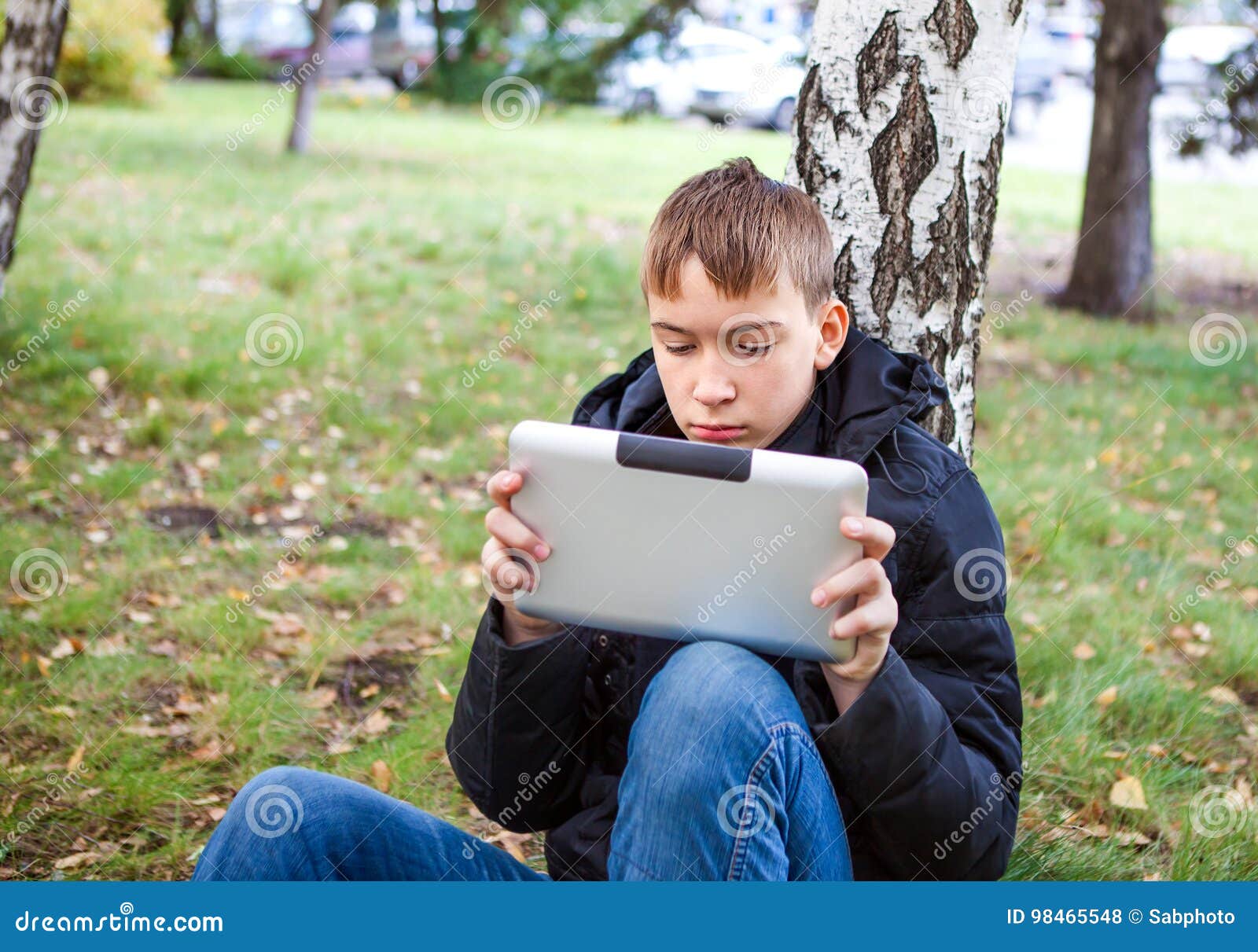 Adolescent Avec La Tablette Photo stock - Image du sérieux, seul: 98465548