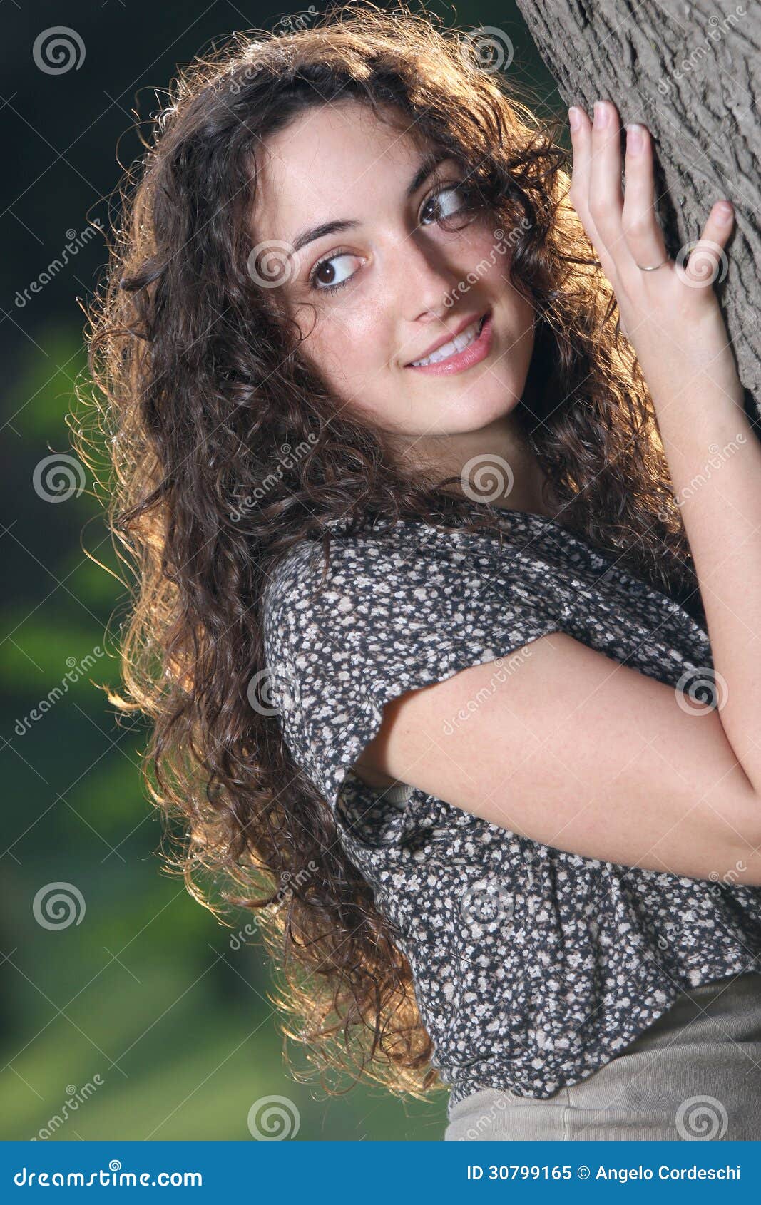 Belle Jeune Fille Souriante Adolescent Aux Longs Cheveux Bouclés