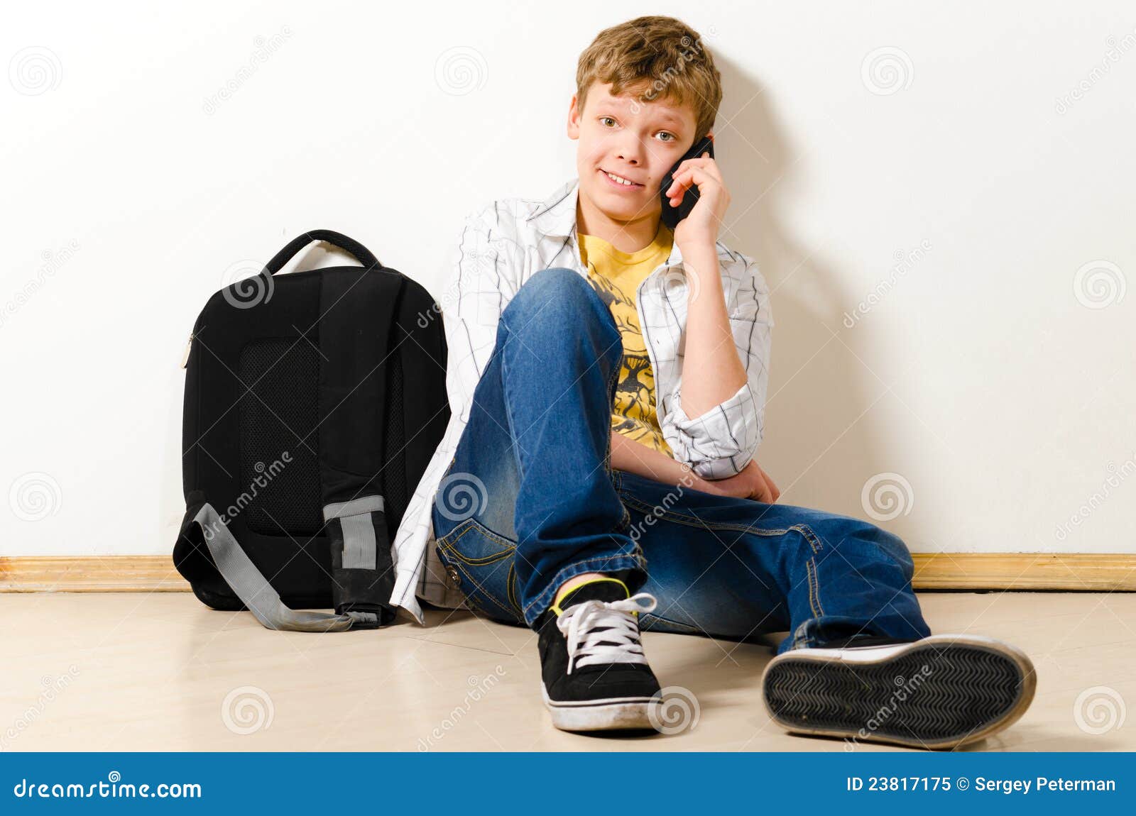 Сколько подростки сидят в телефоне. Подросток звонит мальчику. Сидит подросток у банка. Картинка подростка звонящего по телефону с парнем. Фото где подростка звонит по телефону.