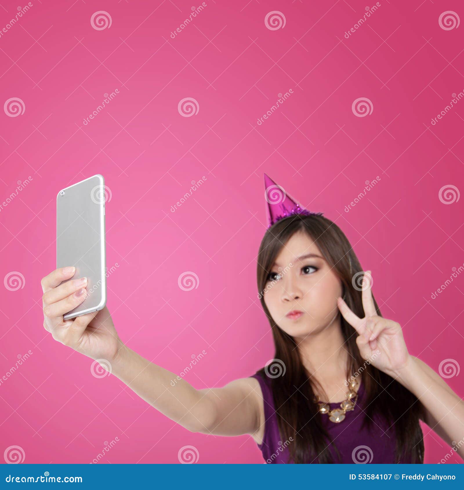 Adolescente Asiático Dulce Haciendo Una Actitud Linda Del Selfie Imagen de archivo imagen