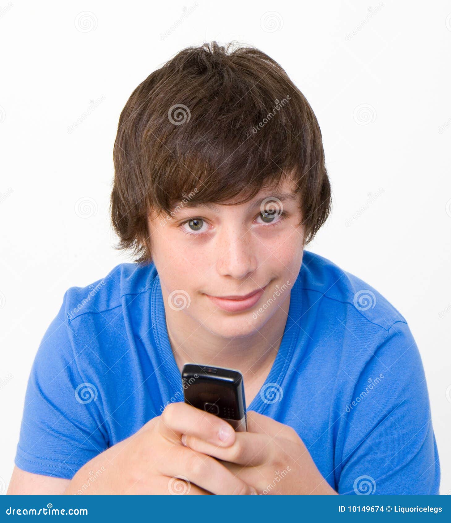 Adolescente che texting. Adolescente che per mezzo del suo telefono cellulare