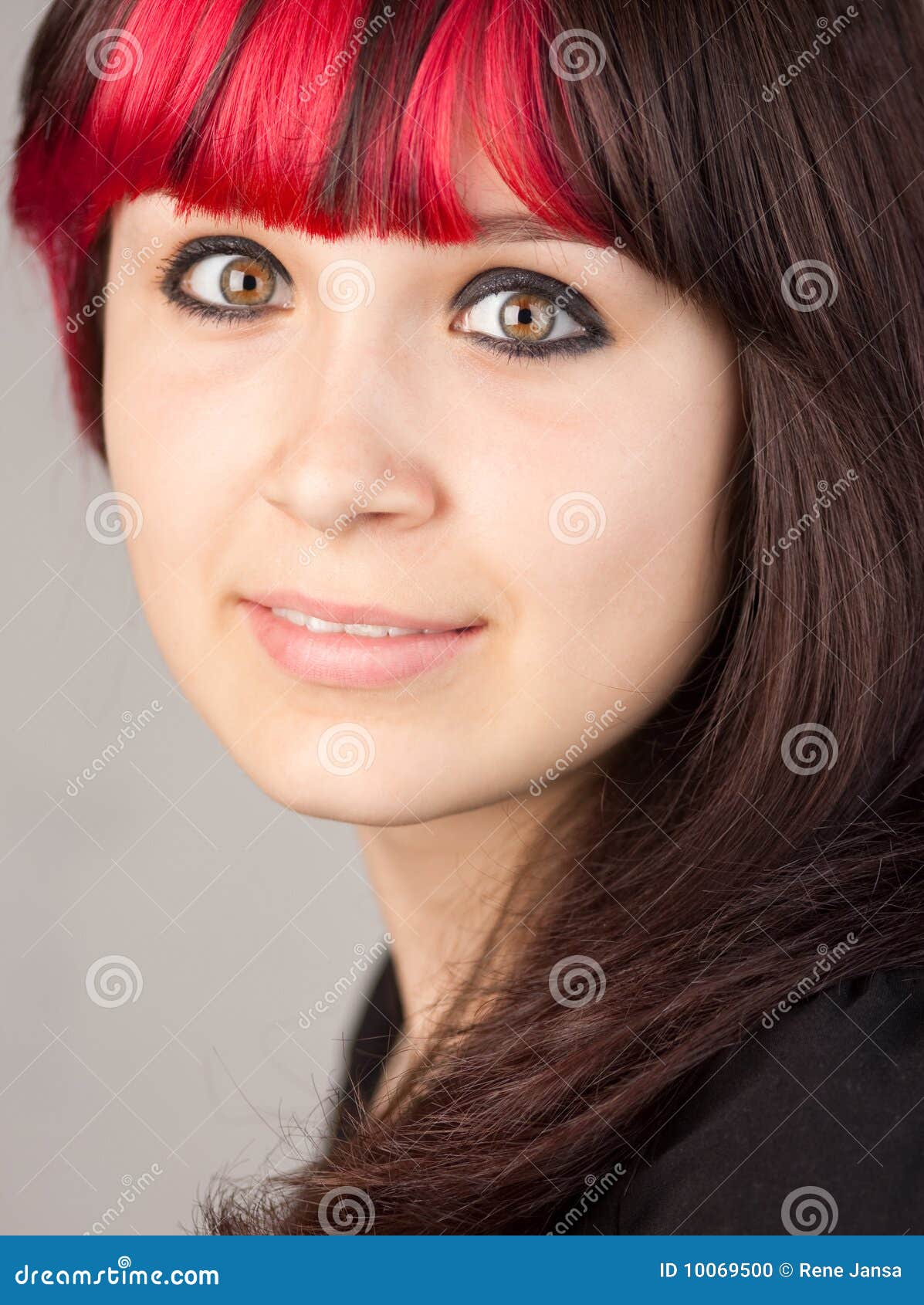Adolescente Con El Pelo Rojo Teñido Foto de archivo - Imagen de miradas,  joven: 10069500