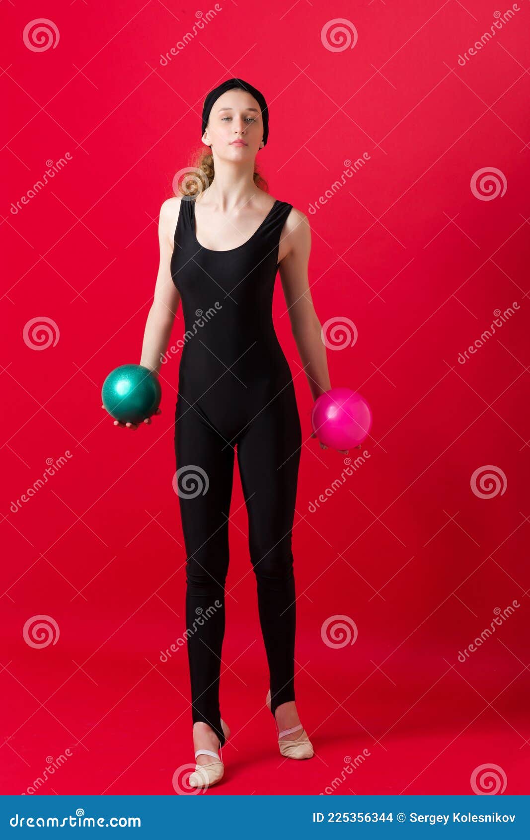 Adolescente Con Entrenamiento En Leotardo Negro Con Dos Bolas Foto De Archivo Imagen De