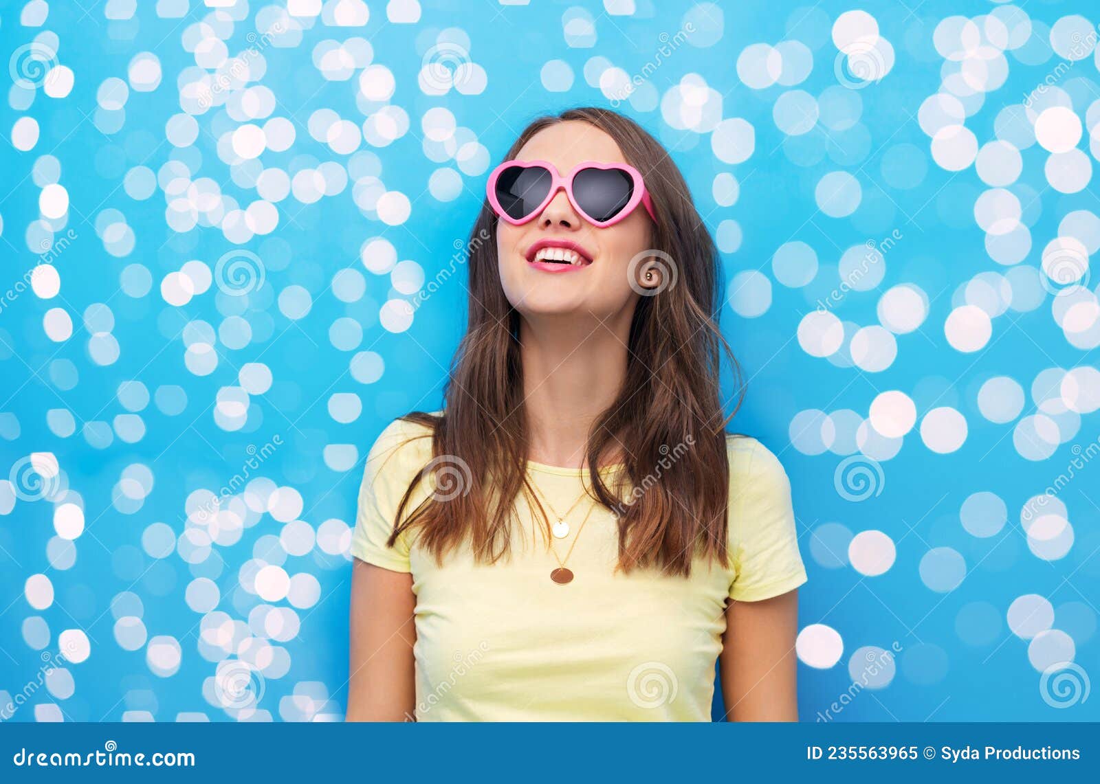 Adolescente Con Gafas De Sol En Forma De Corazón En Luces Imagen de archivo  - Imagen de feliz, rosa: 235563965