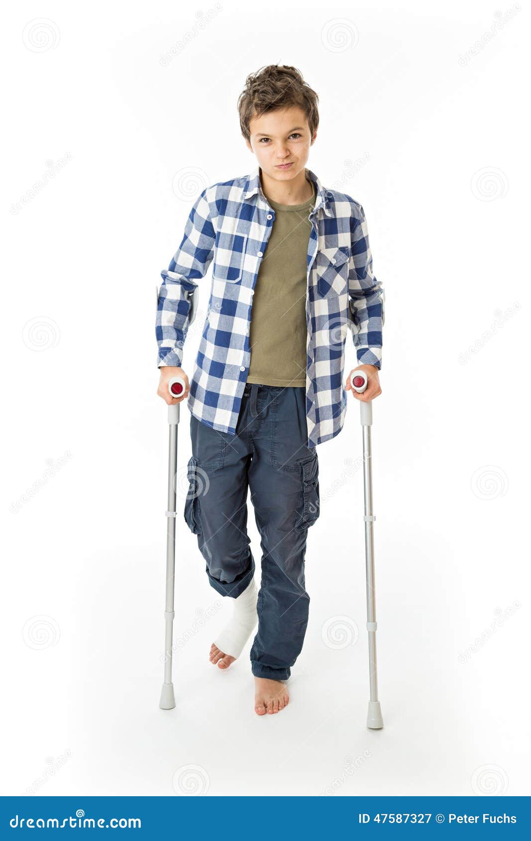 Niño Usando Muletas Foto de stock y más banco de imágenes de